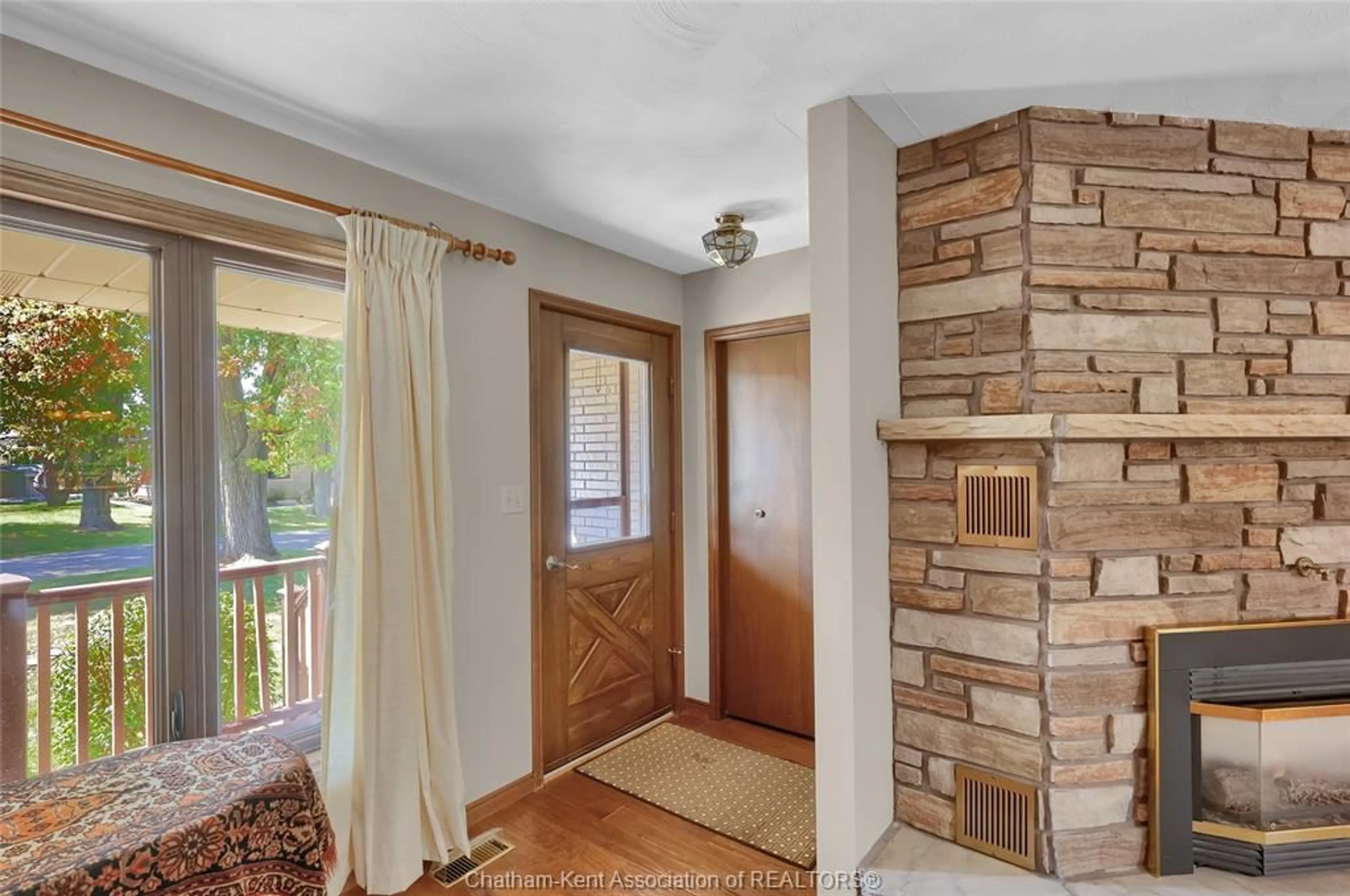 Indoor entryway for 7 Lawson Dr, Chatham Ontario N7L 2R1