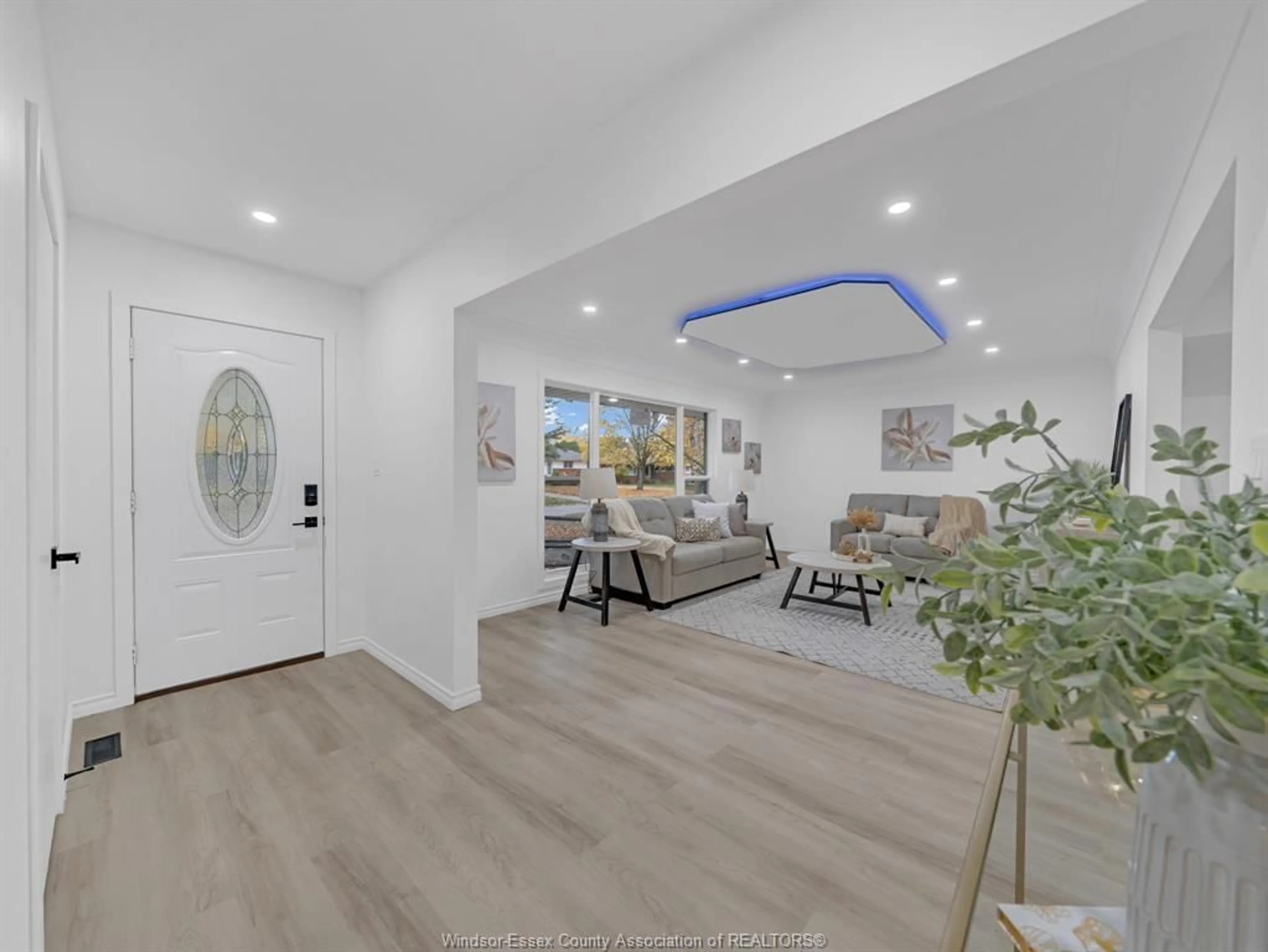 Indoor entryway for 184 ELLIS St, Chatham Ontario N7L 2M1