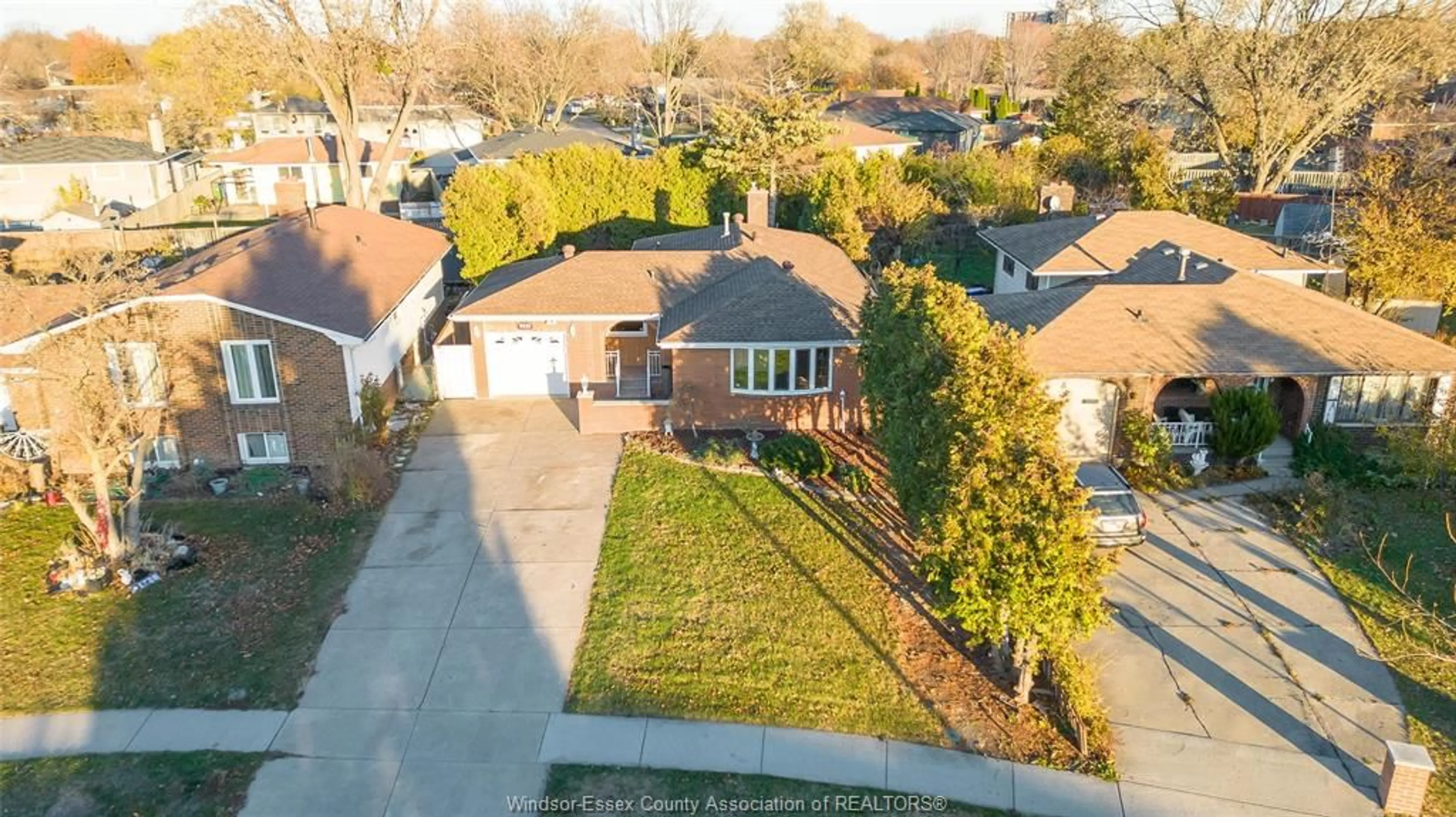 A pic from outside/outdoor area/front of a property/back of a property/a pic from drone, street for 9223 ESPLANADE Dr, Windsor Ontario N8R 1J2