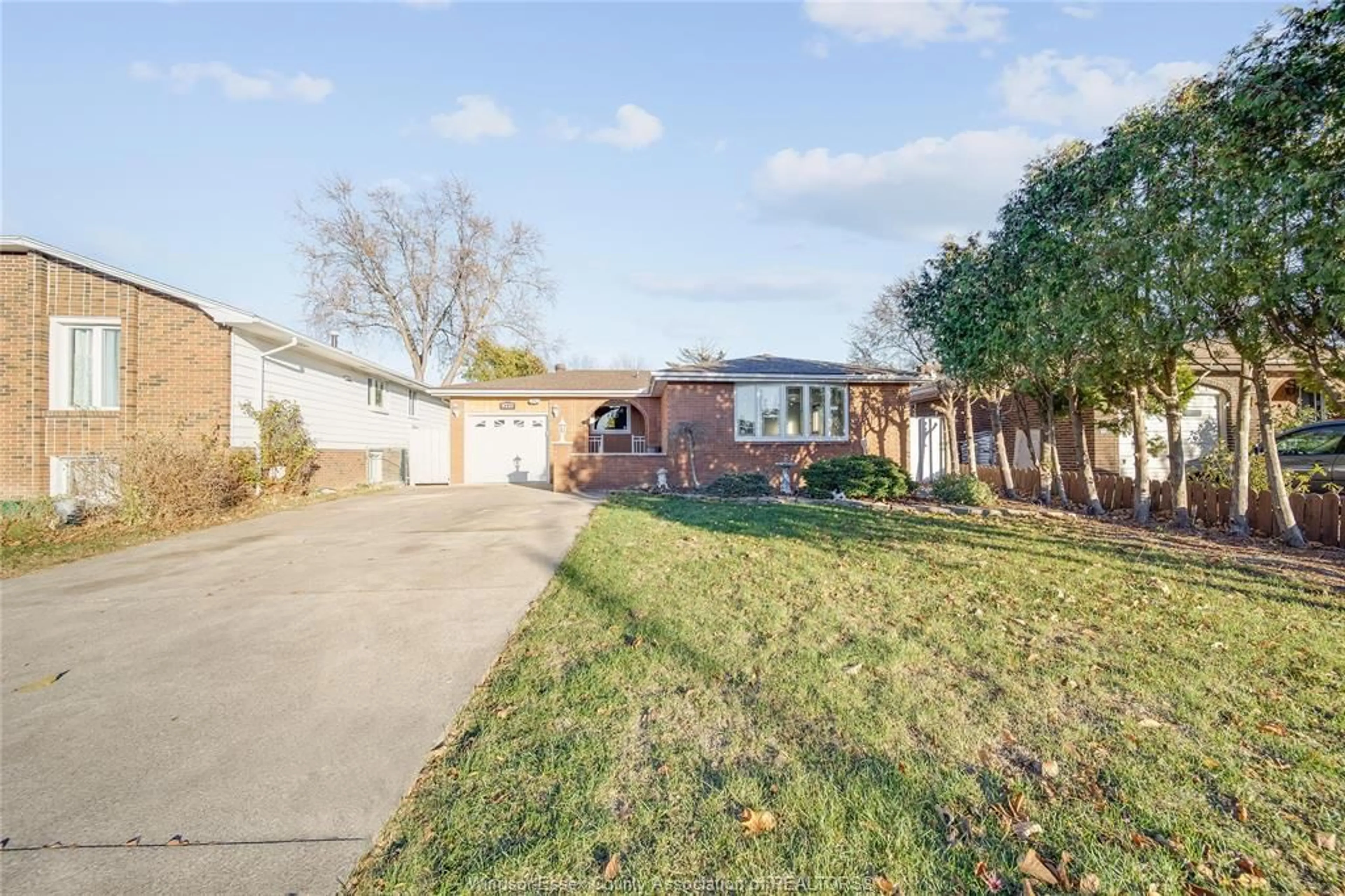 A pic from outside/outdoor area/front of a property/back of a property/a pic from drone, street for 9223 ESPLANADE Dr, Windsor Ontario N8R 1J2