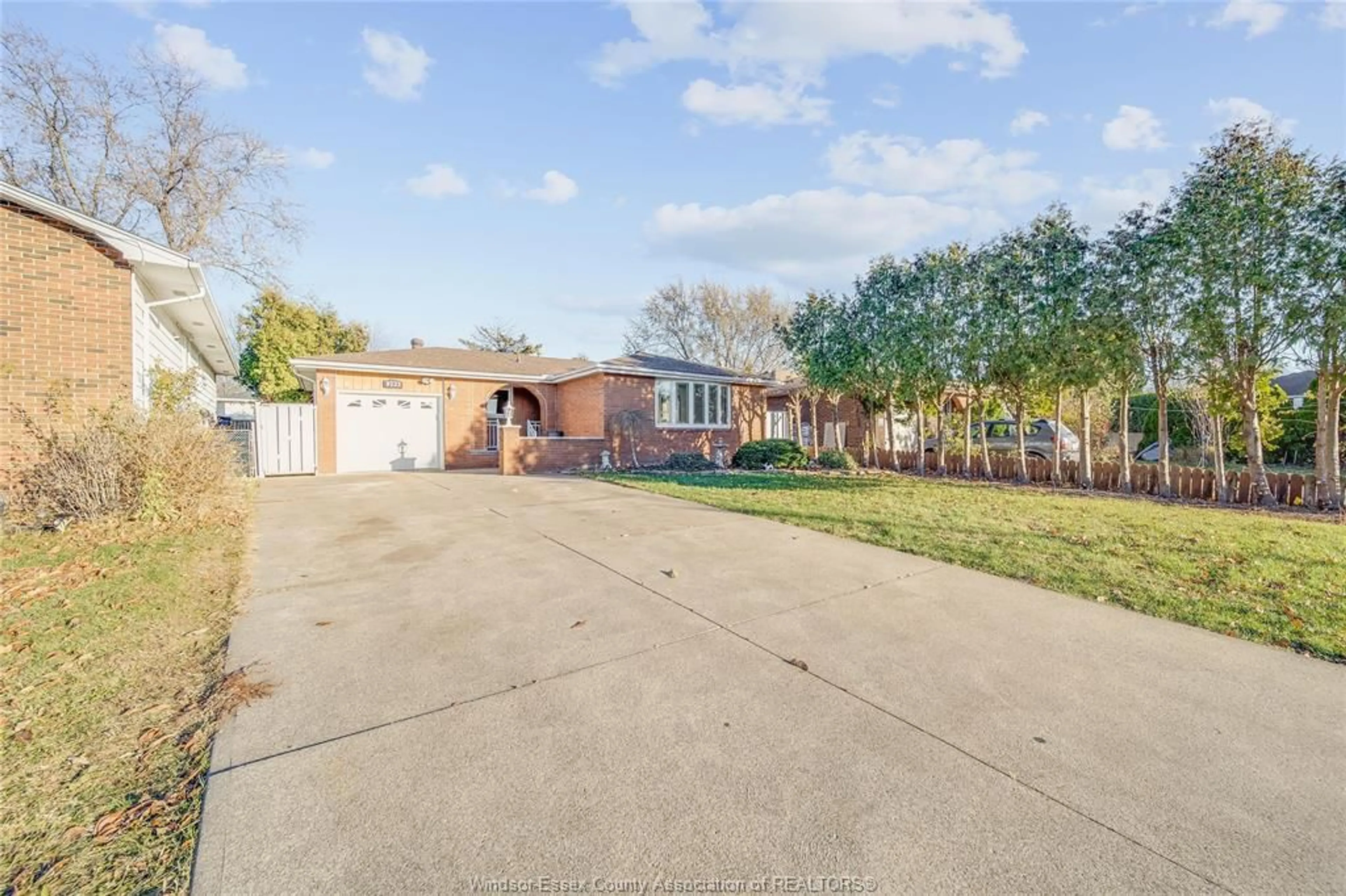 A pic from outside/outdoor area/front of a property/back of a property/a pic from drone, street for 9223 ESPLANADE Dr, Windsor Ontario N8R 1J2