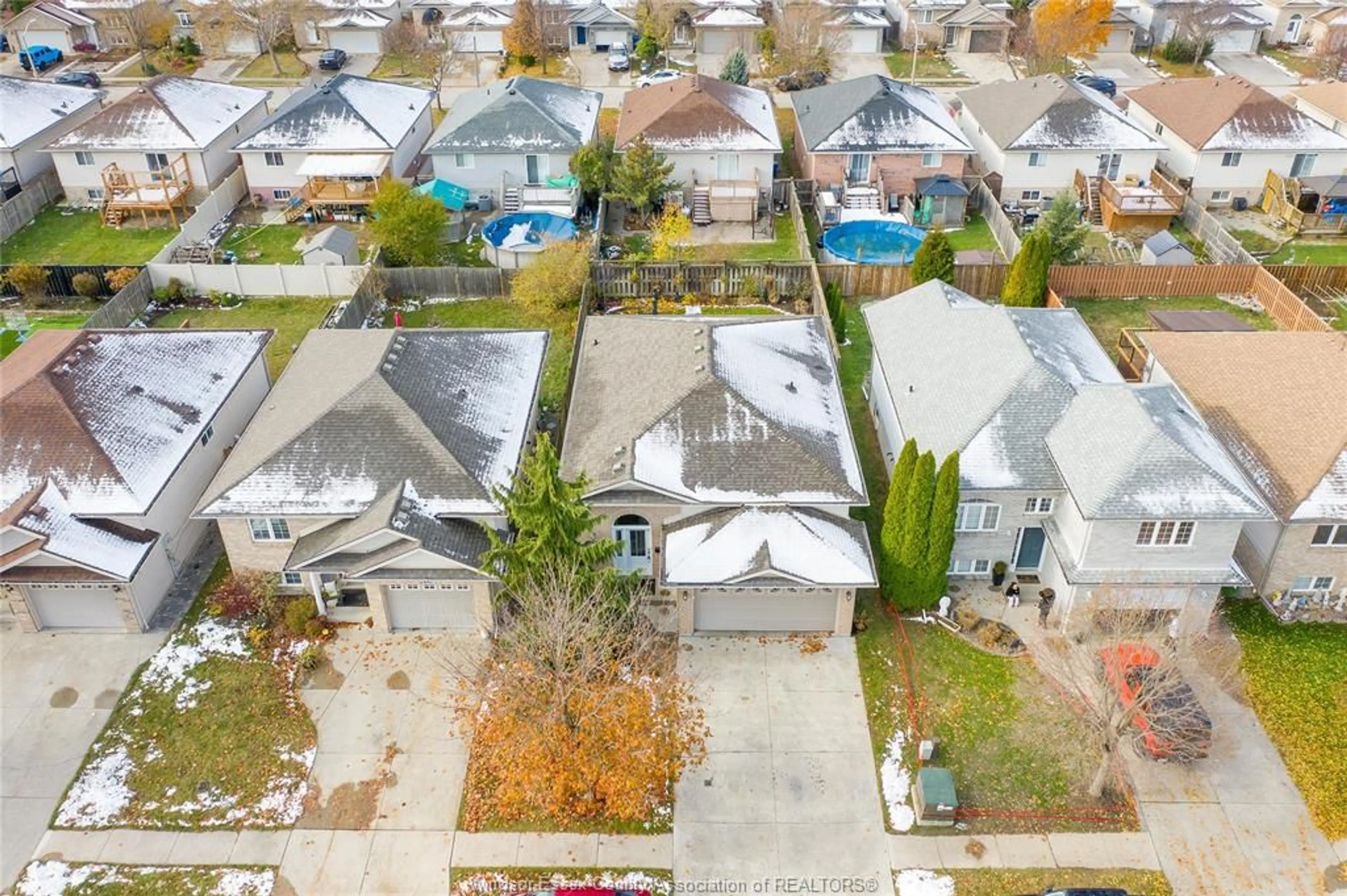 A pic from outside/outdoor area/front of a property/back of a property/a pic from drone, street for 2473 KATELLA Ave, Windsor Ontario N8N 1M2