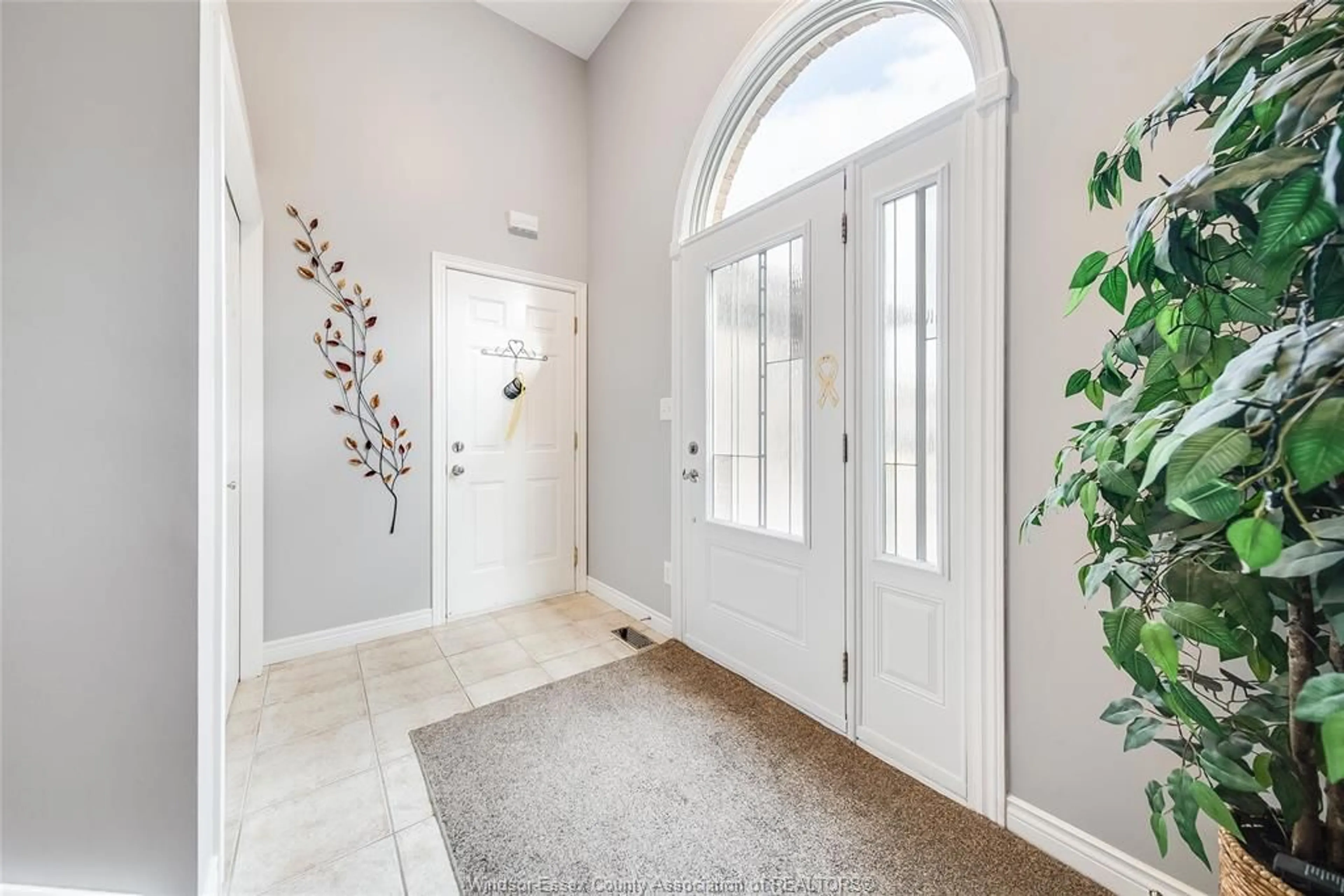 Indoor entryway for 2473 KATELLA Ave, Windsor Ontario N8N 1M2