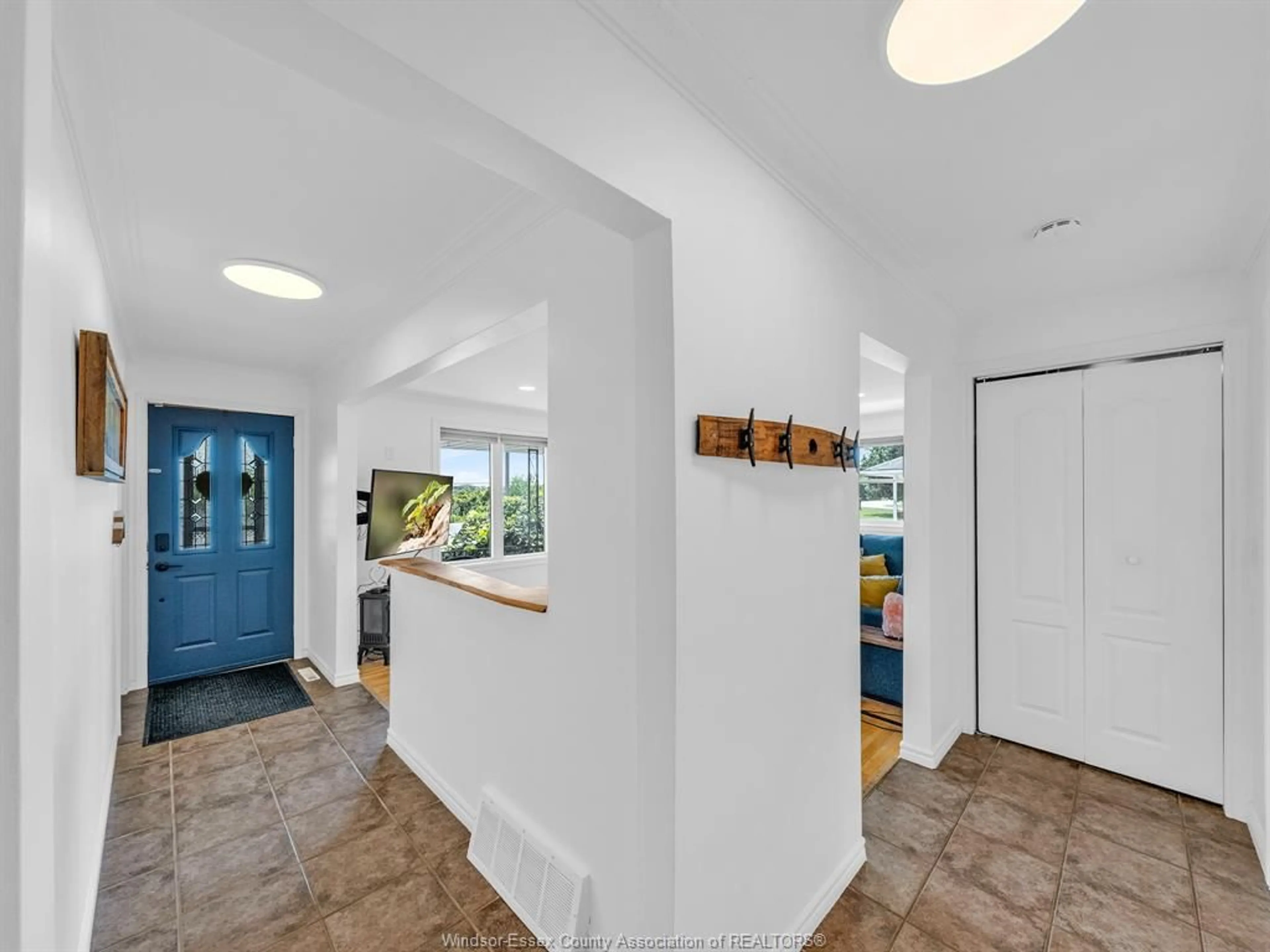 Indoor entryway for 542 SECOND CONCESSION N, Amherstburg Ontario N9V 3E3