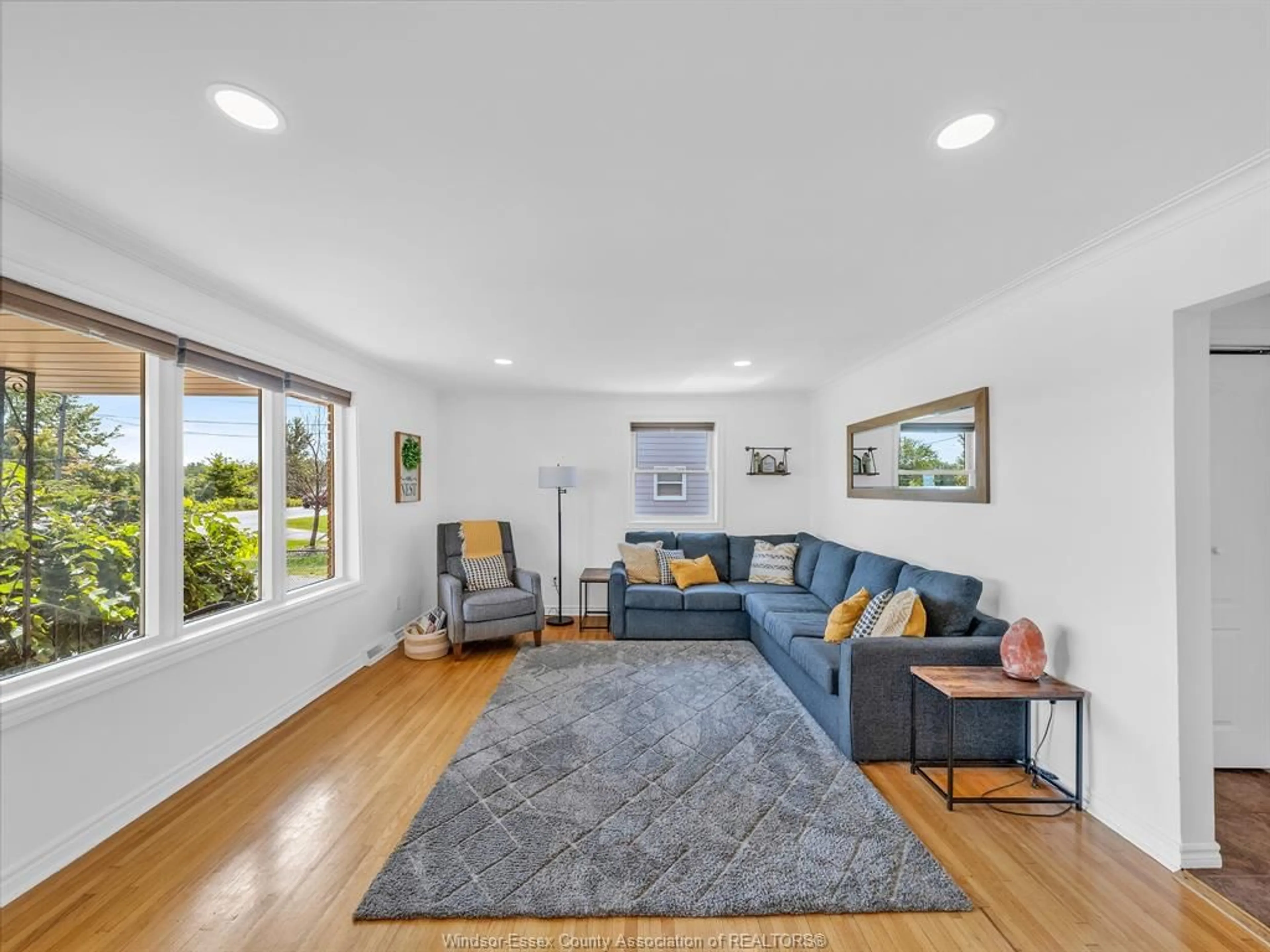 Living room with furniture, unknown for 542 SECOND CONCESSION N, Amherstburg Ontario N9V 3E3