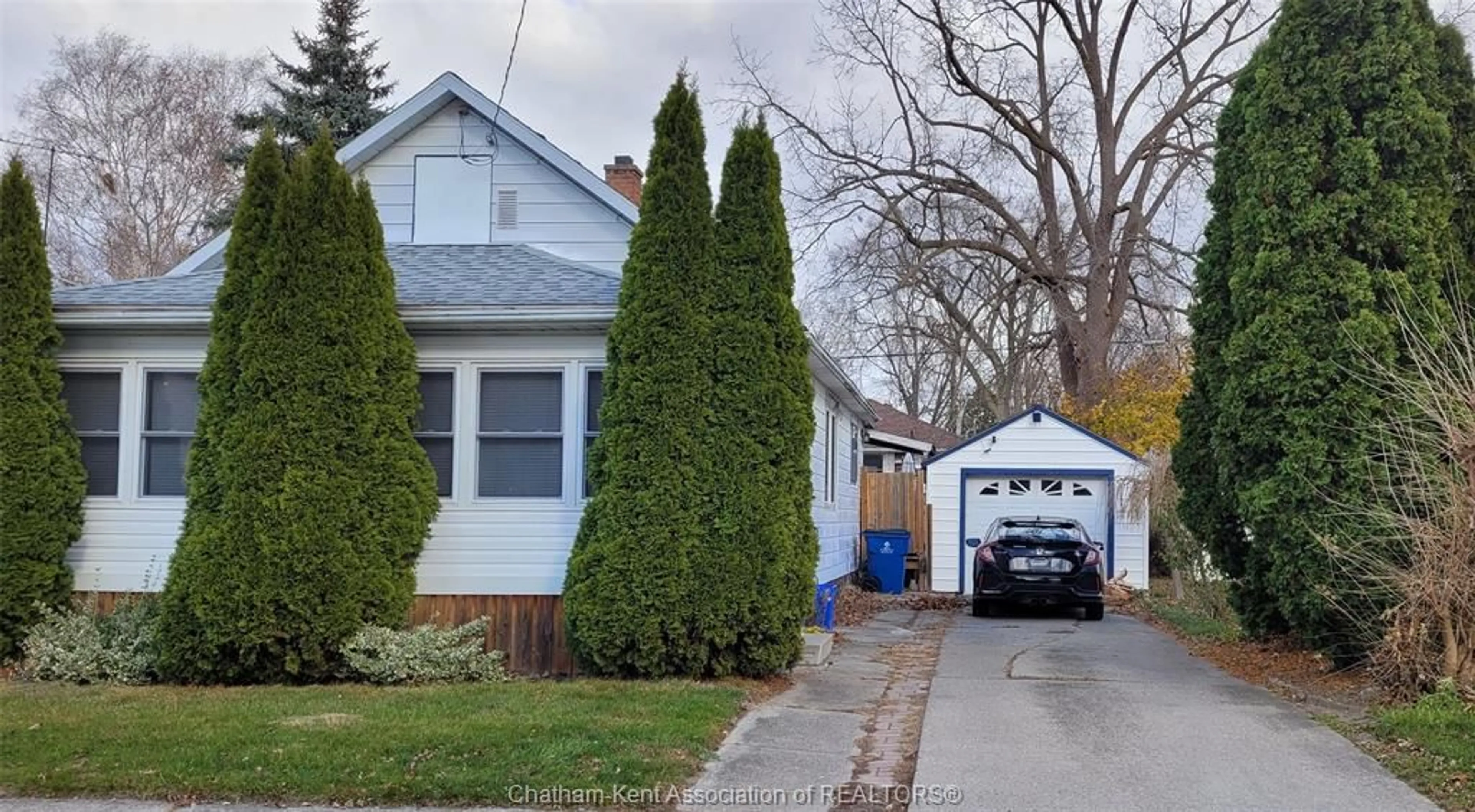 Home with vinyl exterior material, street for 412 Lafontaine St, Wallaceburg Ontario N8A 4J2