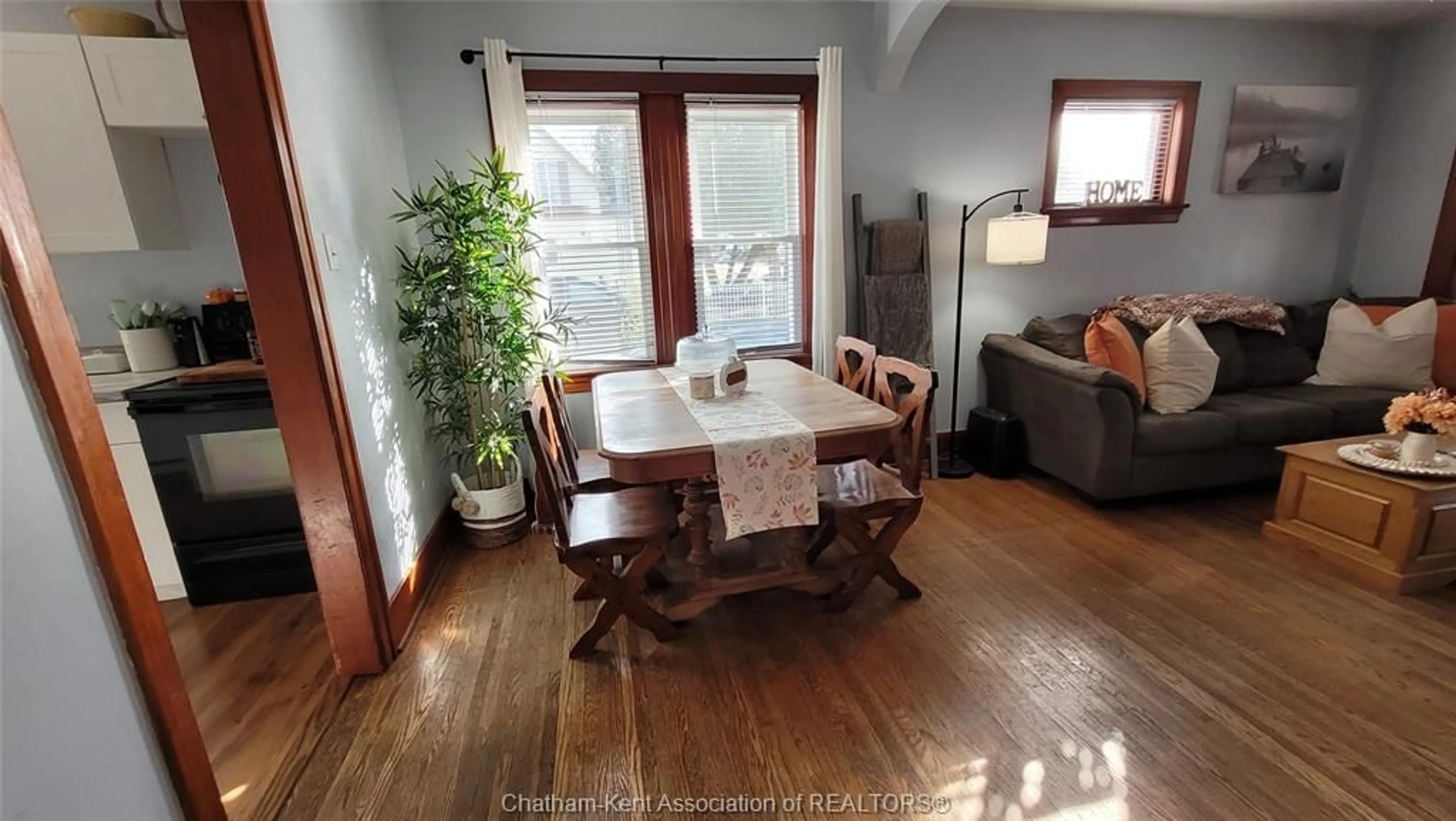 Dining room, wood/laminate floor for 412 Lafontaine St, Wallaceburg Ontario N8A 4J2