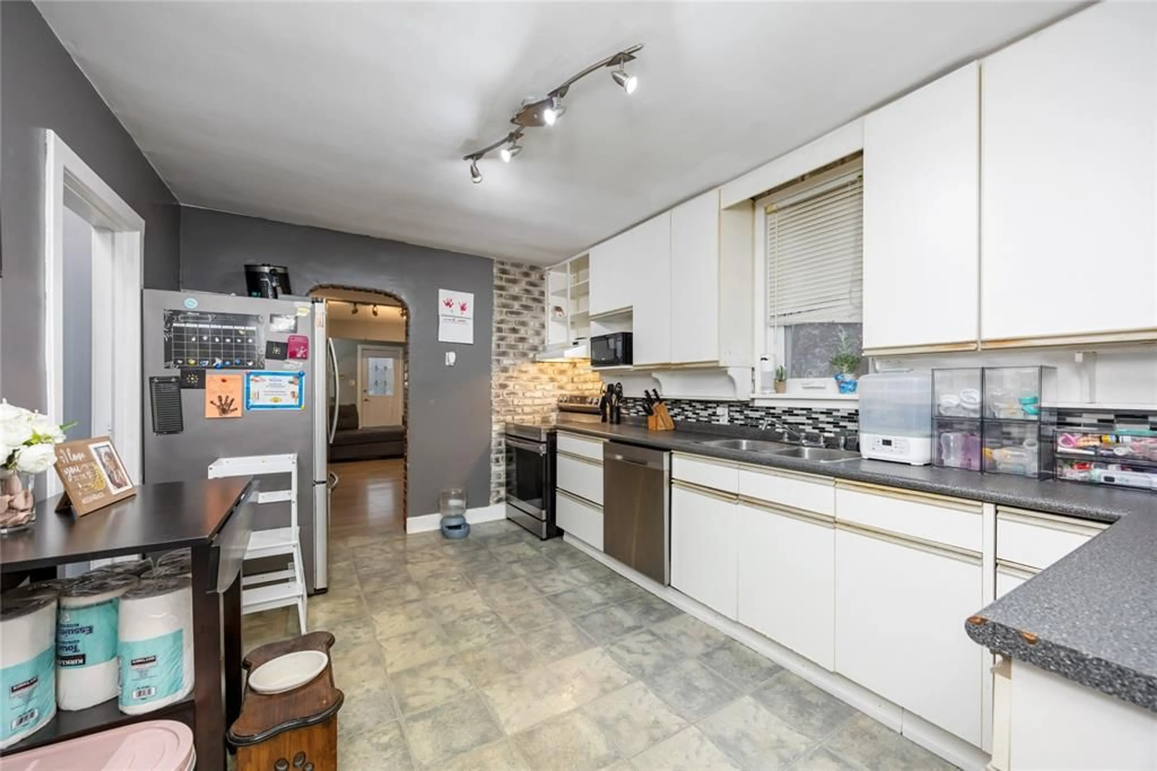 Unknown for 856 DEVINE St, Sarnia Ontario N7S 1X5