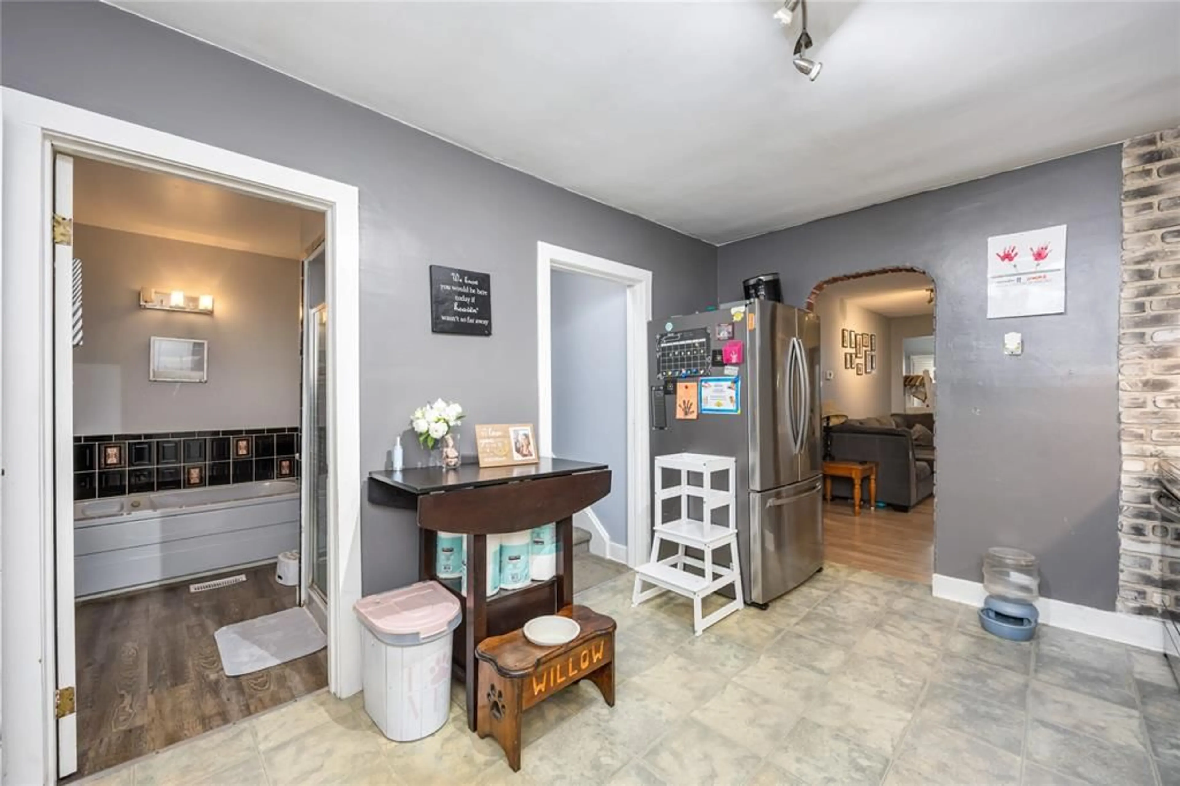 Indoor entryway for 856 DEVINE St, Sarnia Ontario N7S 1X5