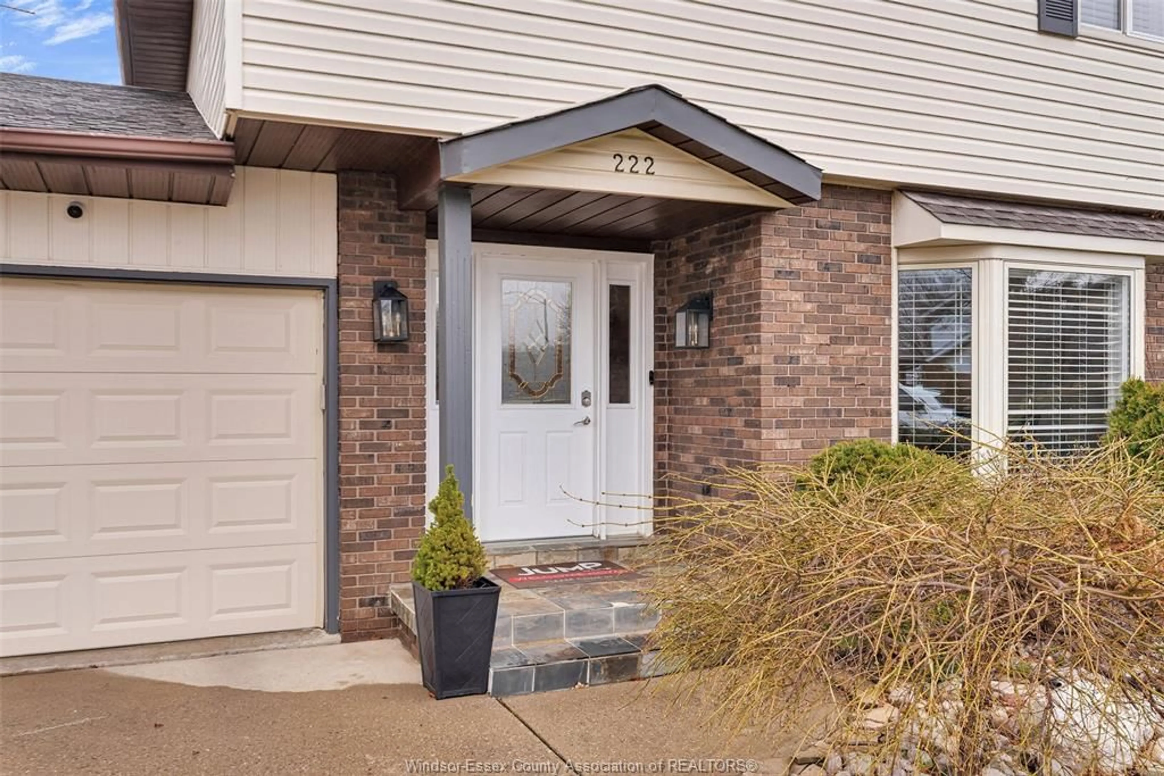 Indoor entryway for 222 Donalda Crt, Tecumseh Ontario N8N 3K2