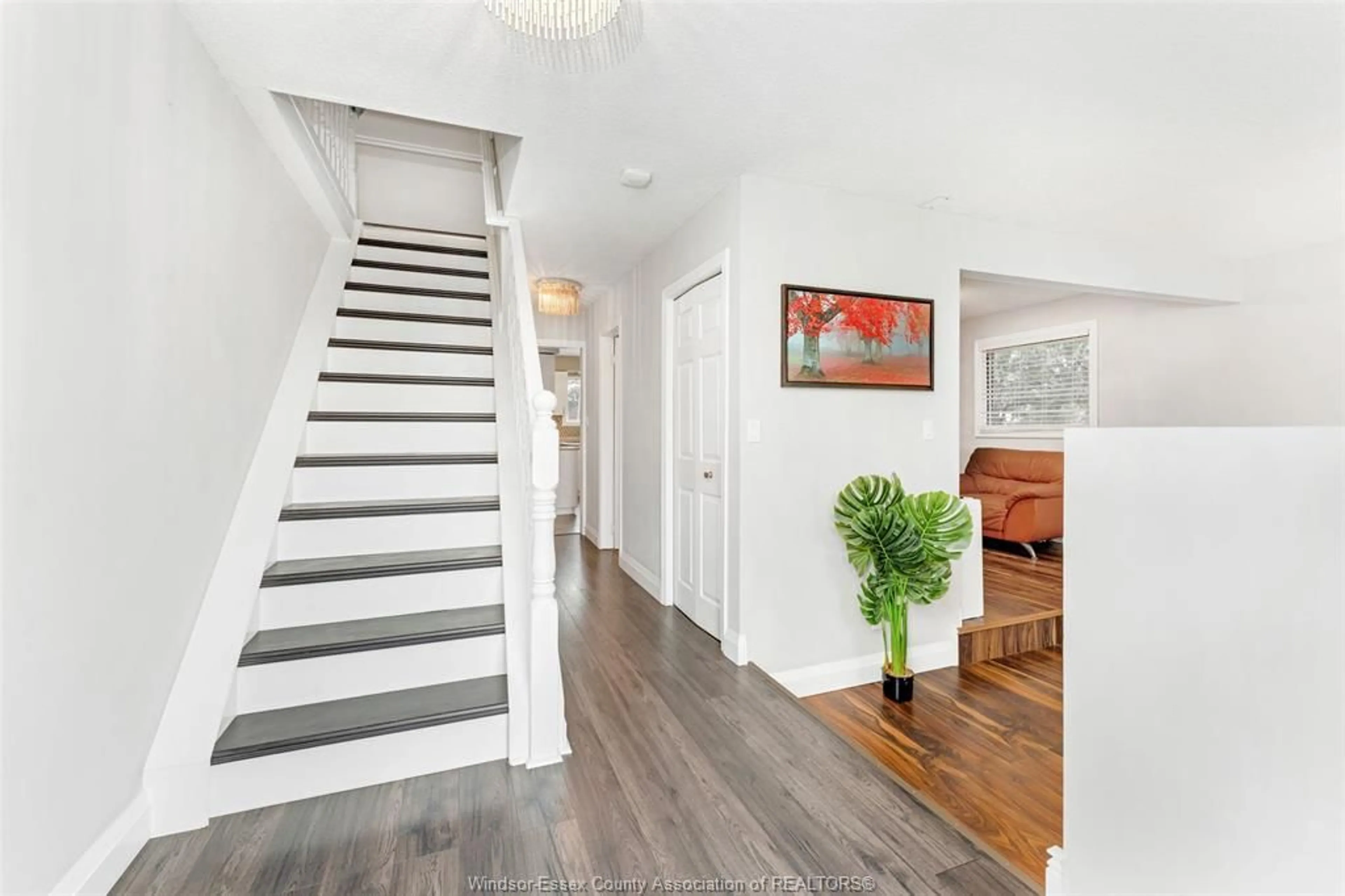 Indoor entryway for 222 Donalda Crt, Tecumseh Ontario N8N 3K2