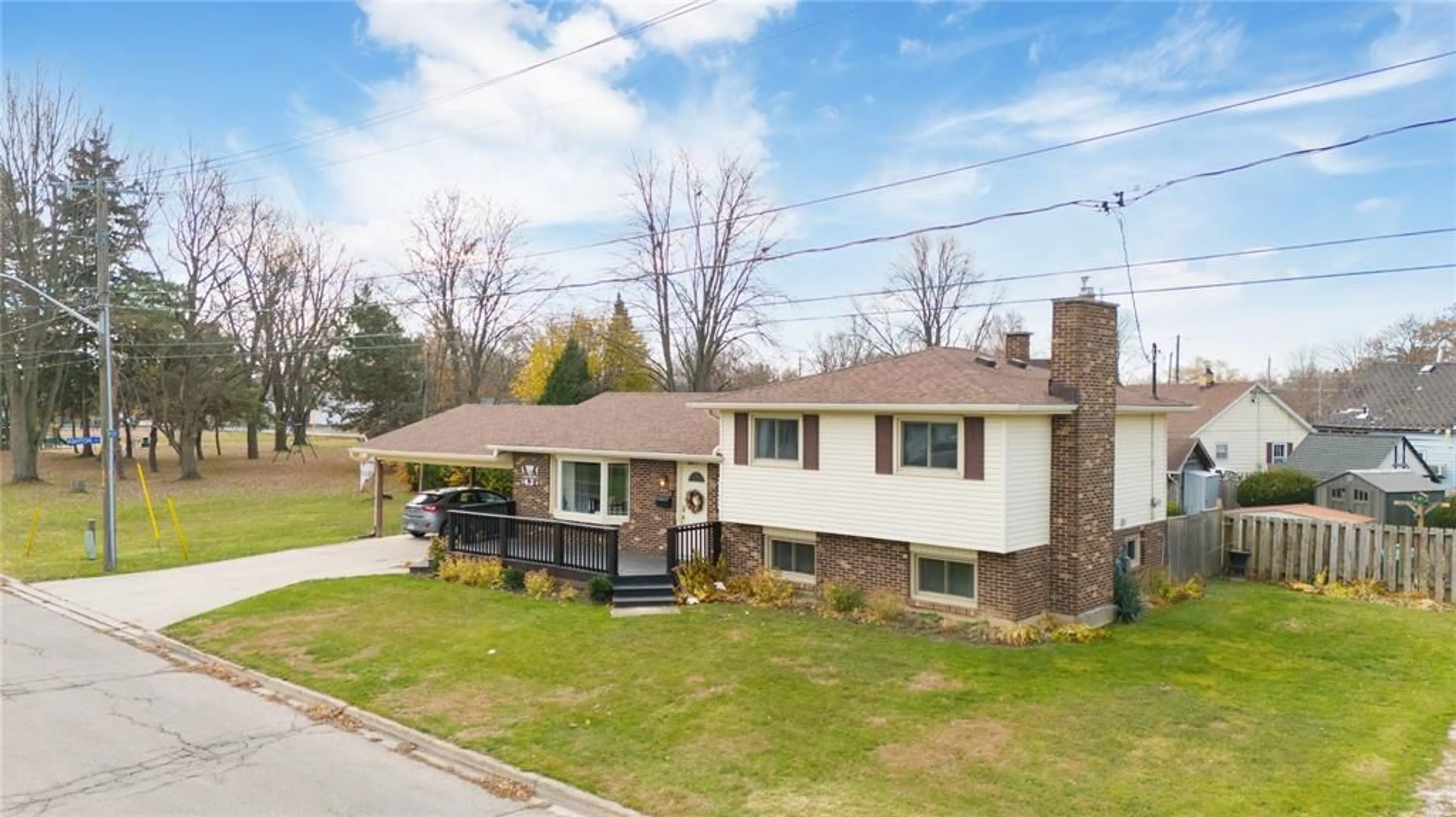 A pic from outside/outdoor area/front of a property/back of a property/a pic from drone, street for 671 NELSON St, Wallaceburg Ontario N8A 4H5