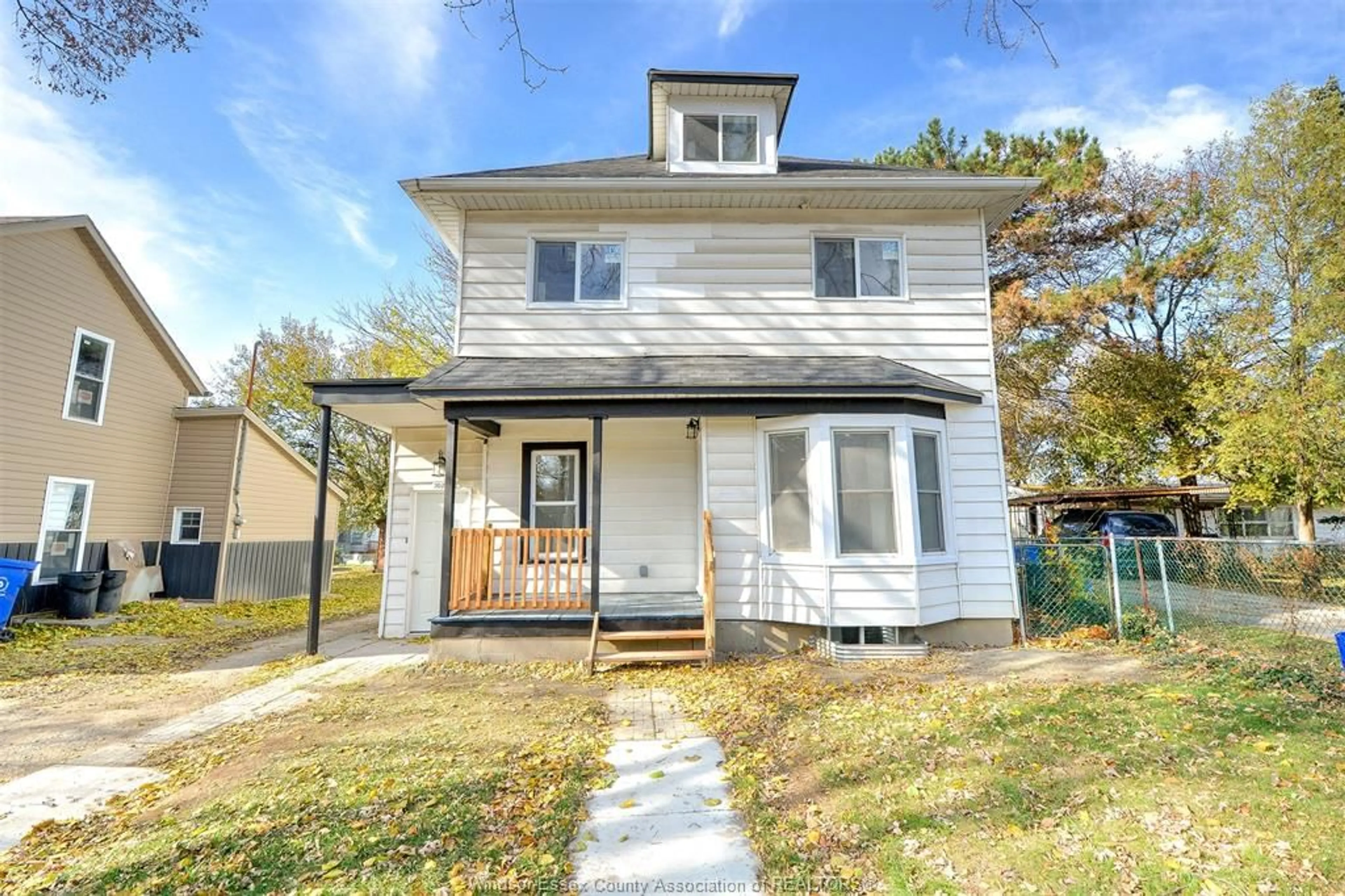 Home with vinyl exterior material, street for 3076 SANDWICH, Windsor Ontario N9C 1A4