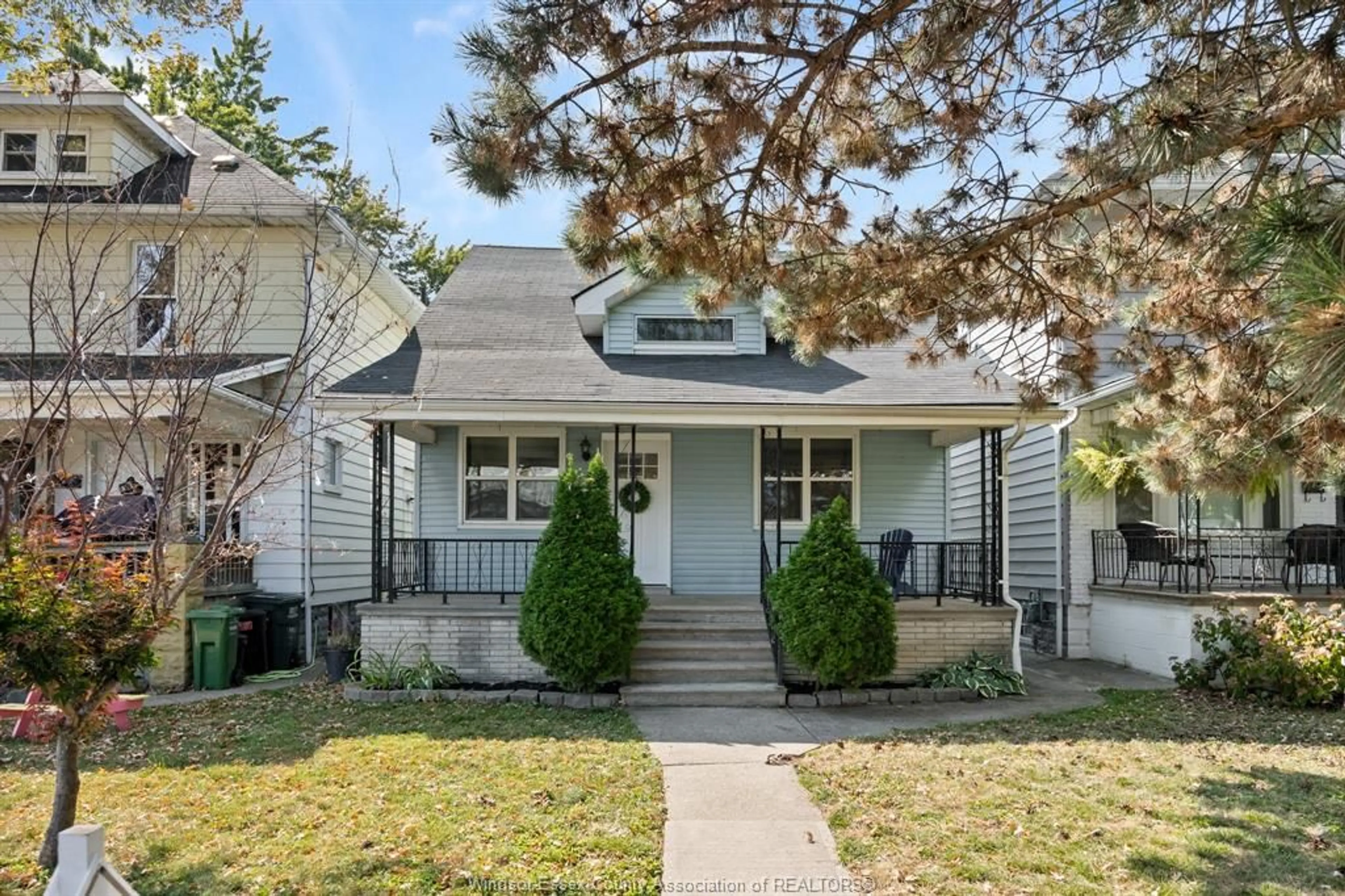 Home with vinyl exterior material, street for 921 MOY Ave, Windsor Ontario N9A 2N9