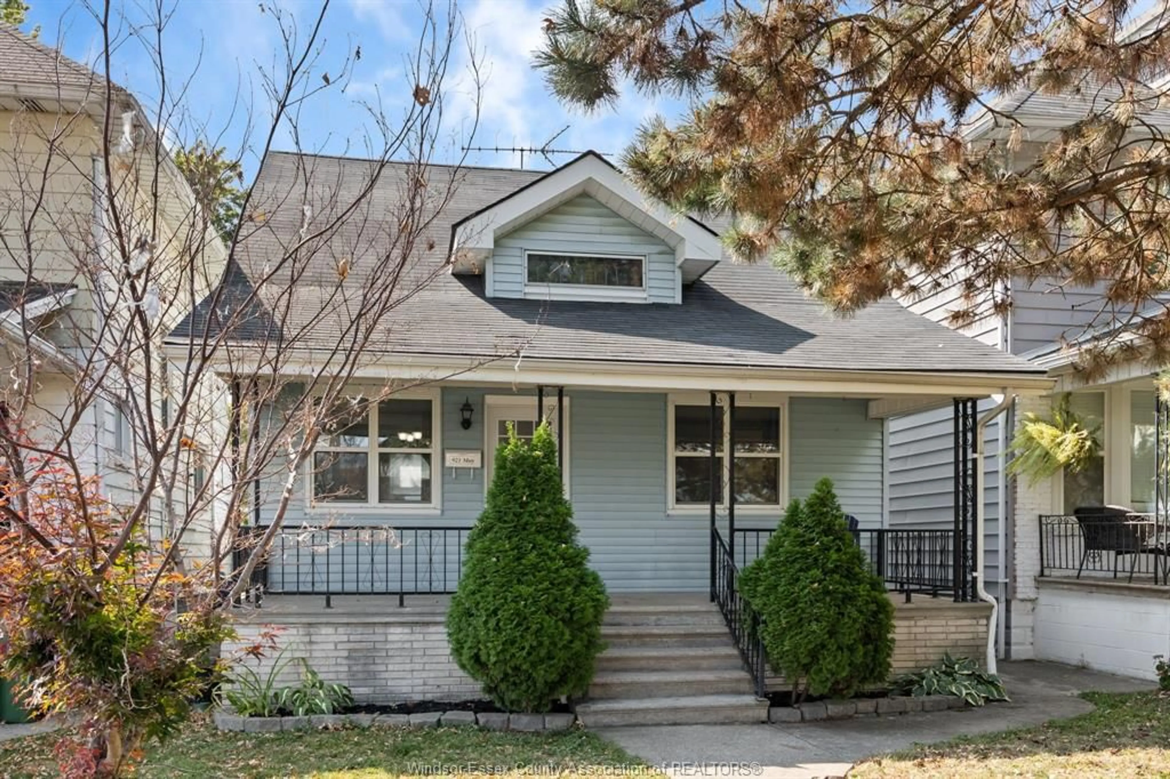 Home with vinyl exterior material, street for 921 MOY Ave, Windsor Ontario N9A 2N9