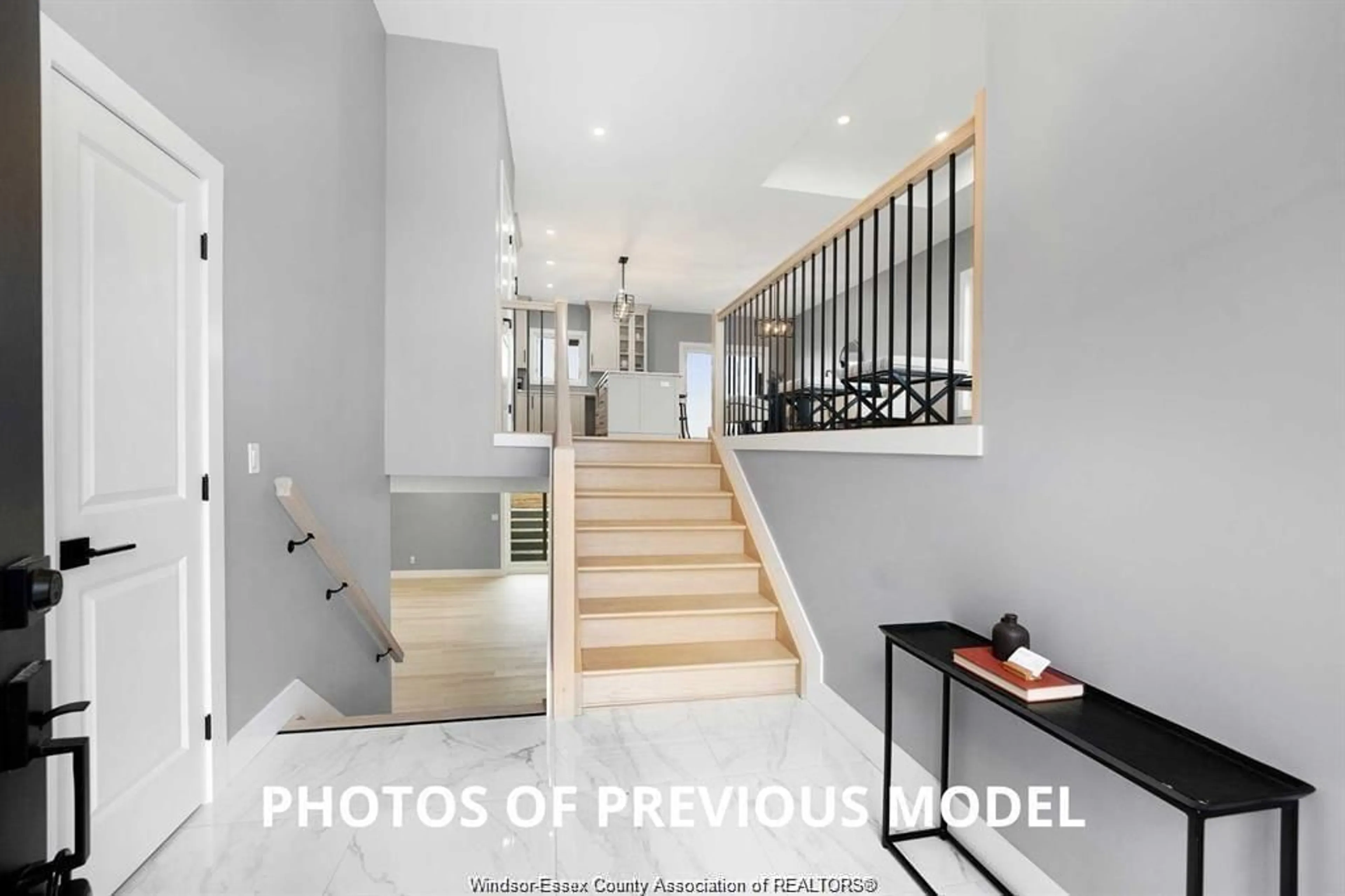 Indoor foyer for 104 FENCELINE Dr, Chatham Ontario N7M 0V8