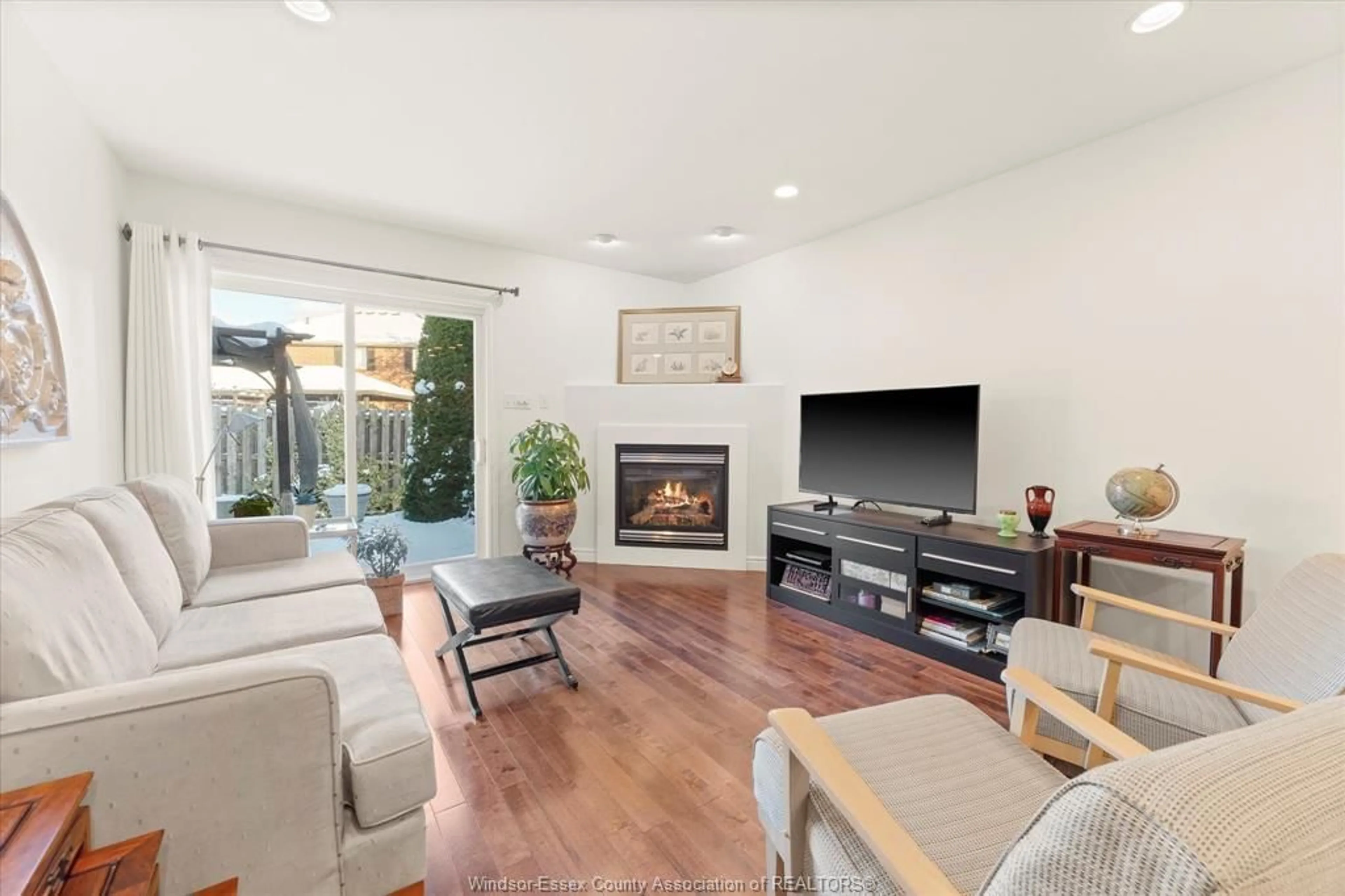 Living room with furniture, unknown for 1526 LAKEVIEW Ave, Windsor Ontario N8P 1T8