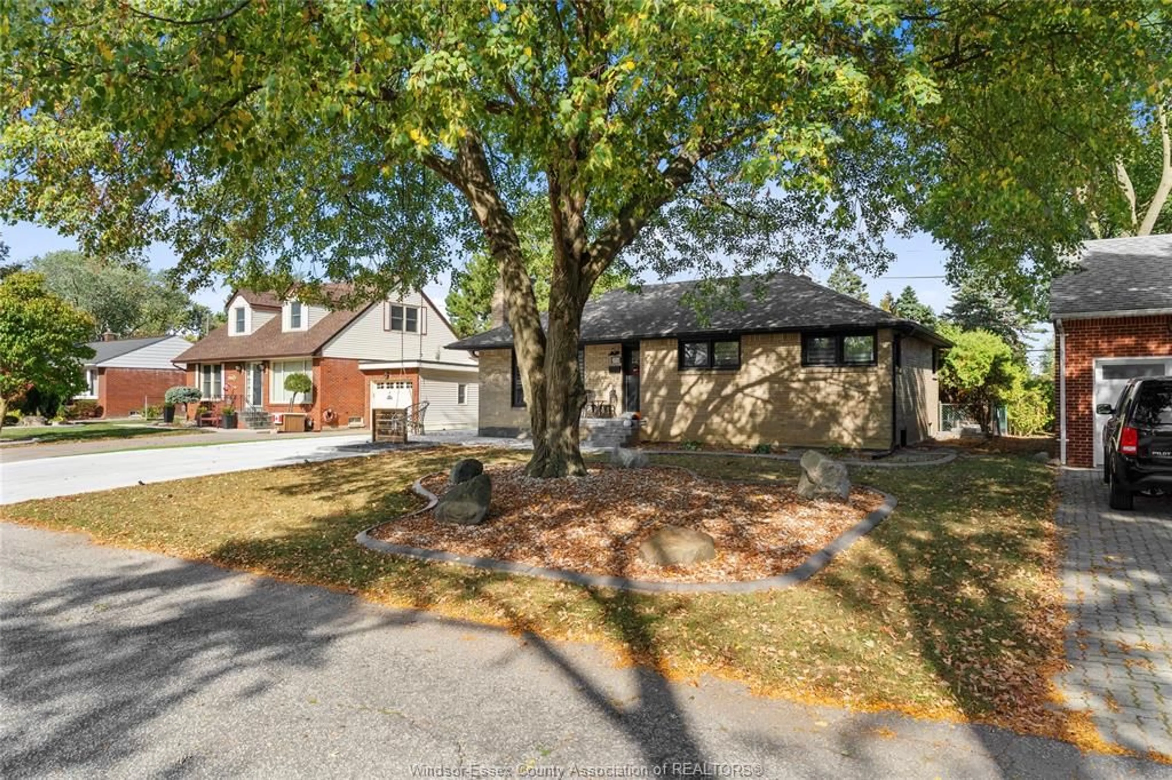 A pic from outside/outdoor area/front of a property/back of a property/a pic from drone, street for 2850 VIRGINIA PARK Ave, Windsor Ontario N9E 2B9