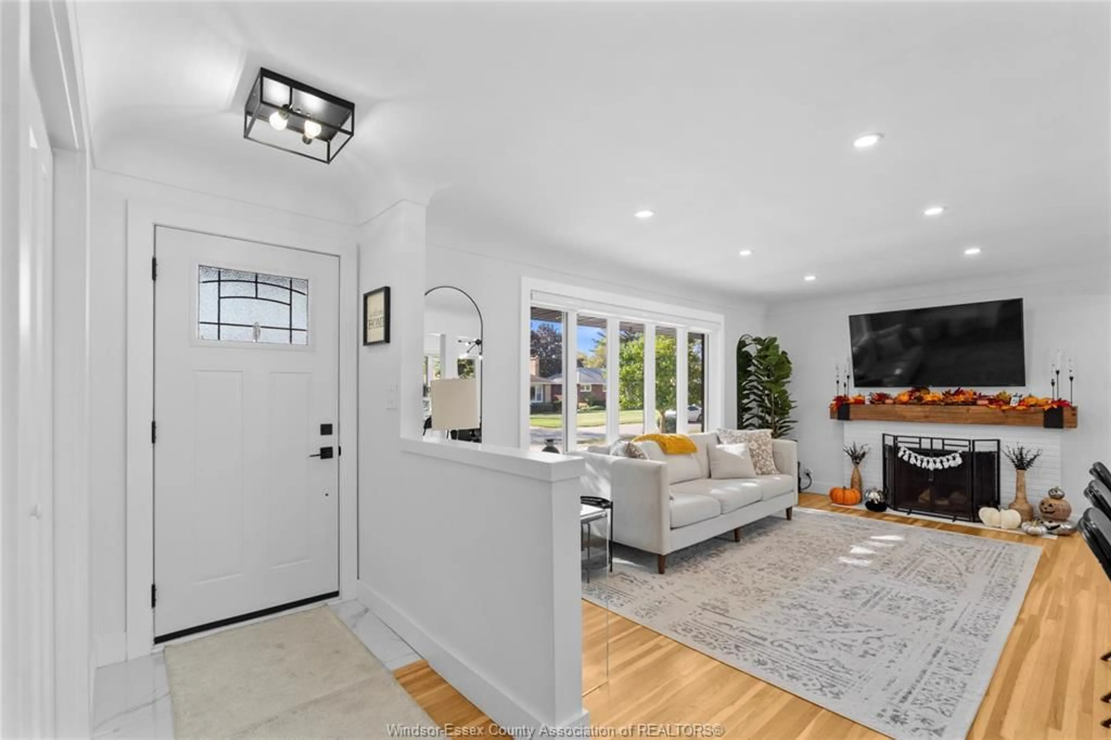 Indoor entryway for 2850 VIRGINIA PARK Ave, Windsor Ontario N9E 2B9