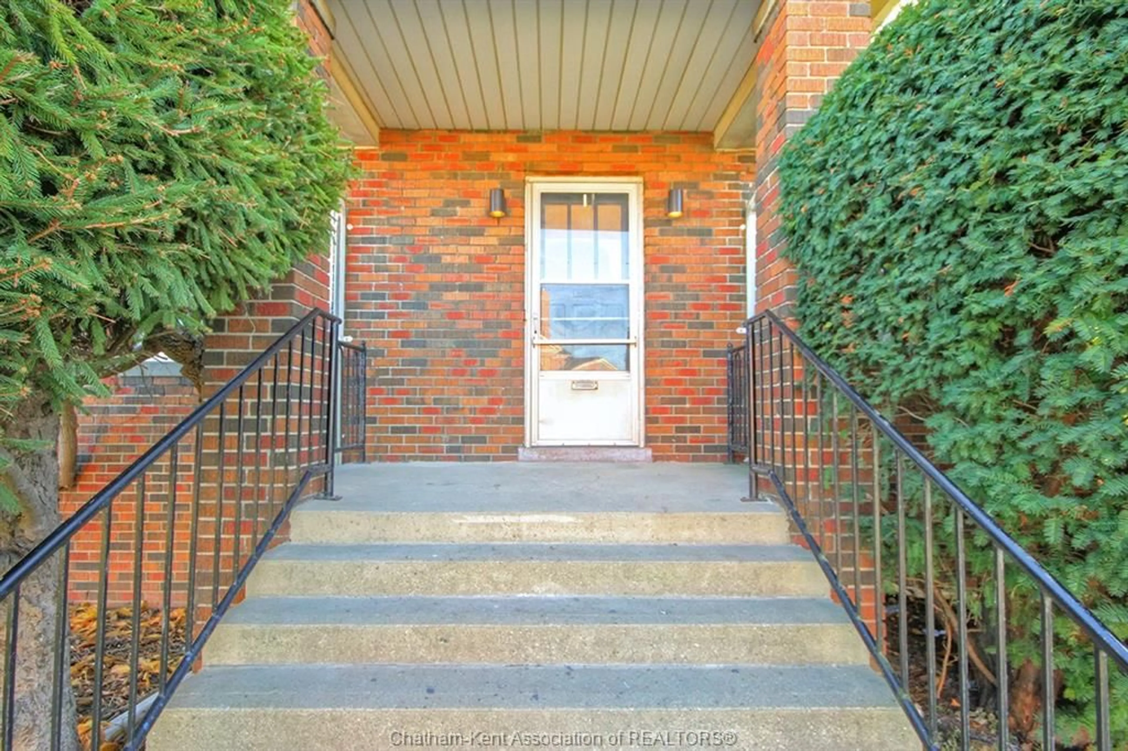 Unknown for 16 Cross St, Chatham Ontario N7M 1K5