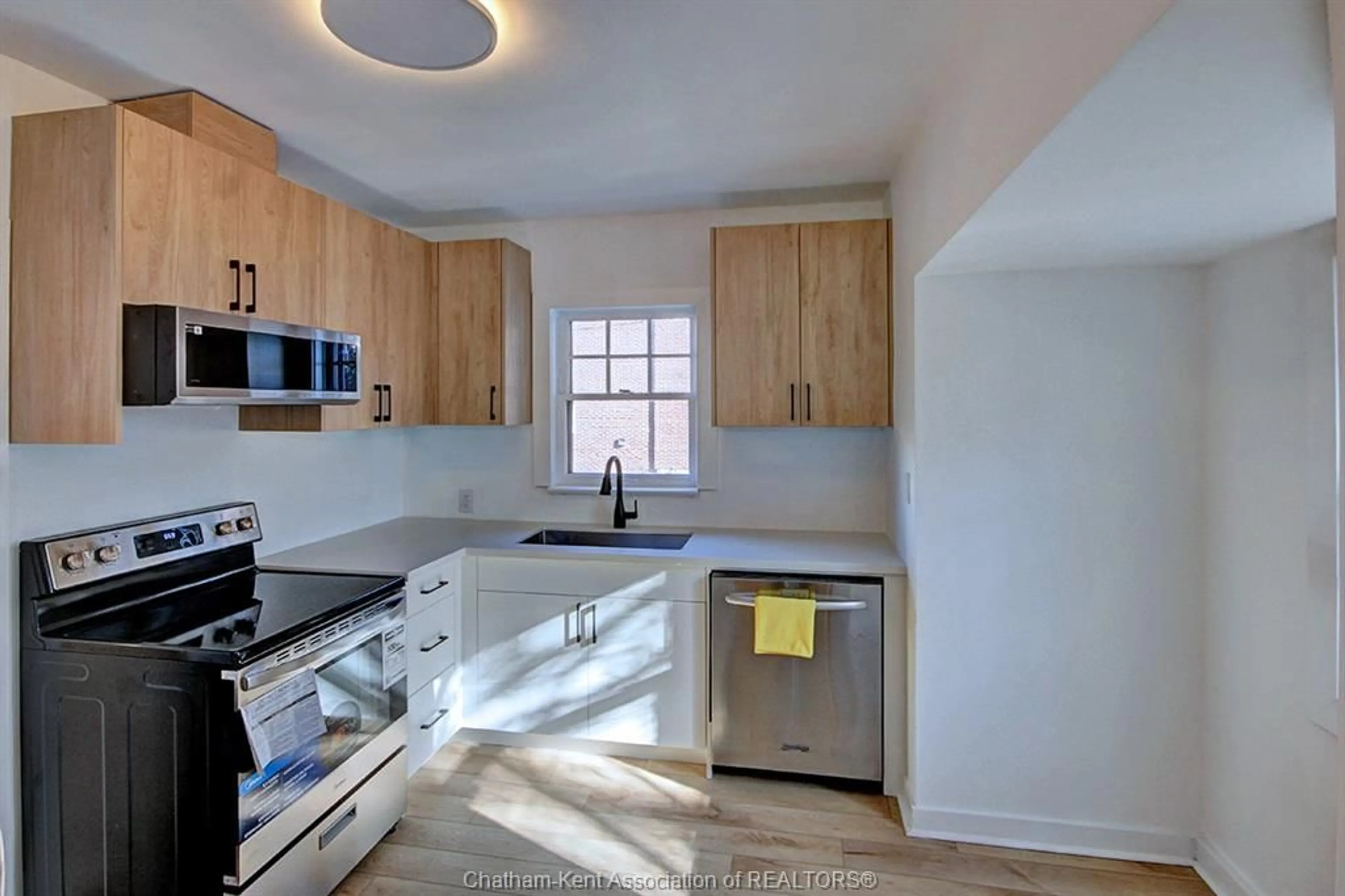 Standard kitchen, unknown for 16 Cross St, Chatham Ontario N7M 1K5