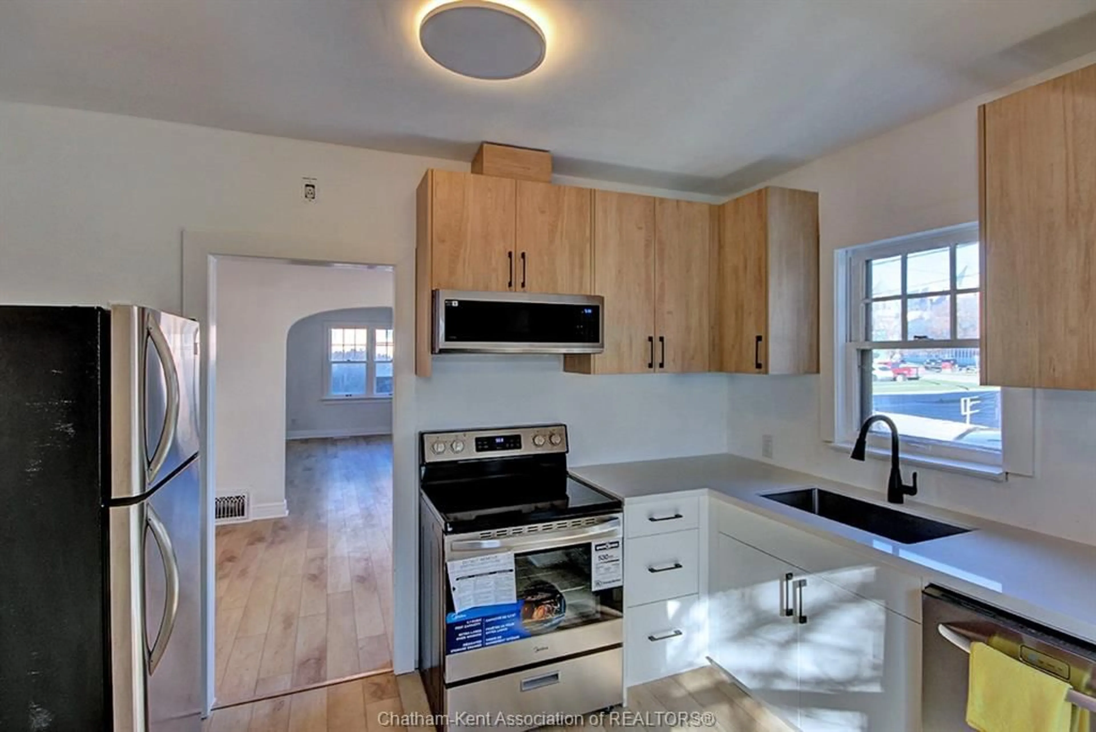 Standard kitchen, unknown for 16 Cross St, Chatham Ontario N7M 1K5