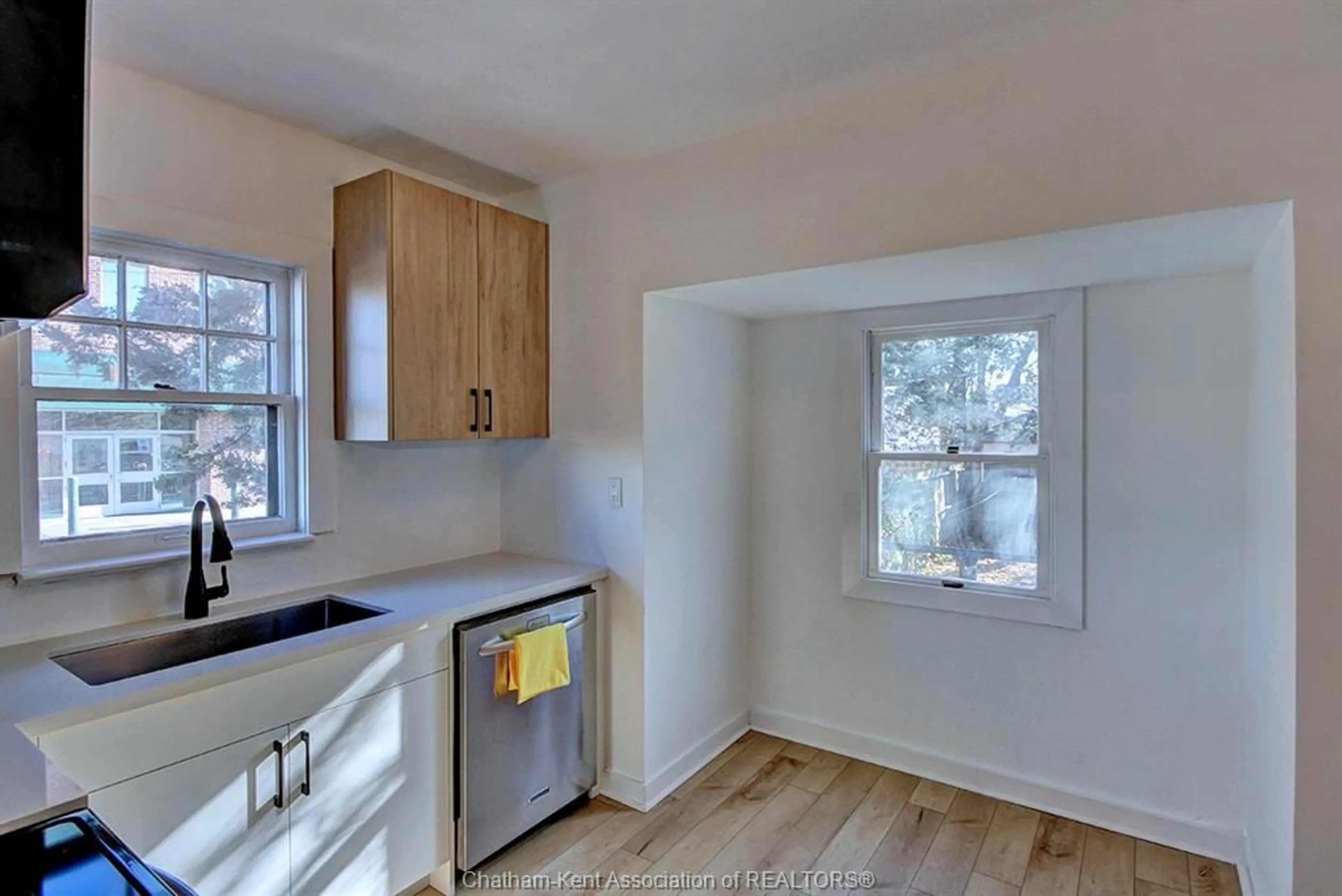 Standard kitchen, unknown for 16 Cross St, Chatham Ontario N7M 1K5