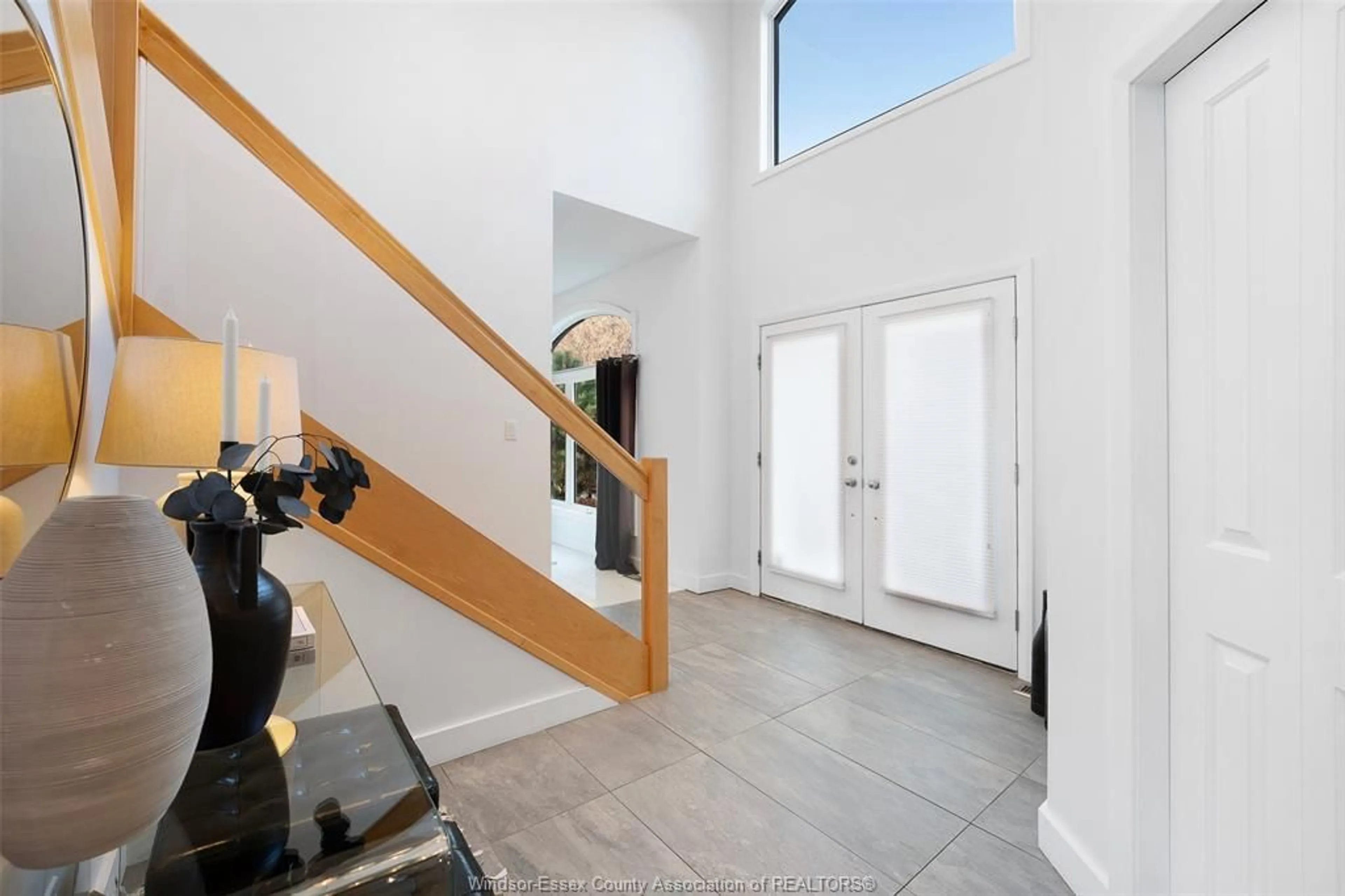 Indoor foyer for 1215 LYONS, LaSalle Ontario N9J 3Y6