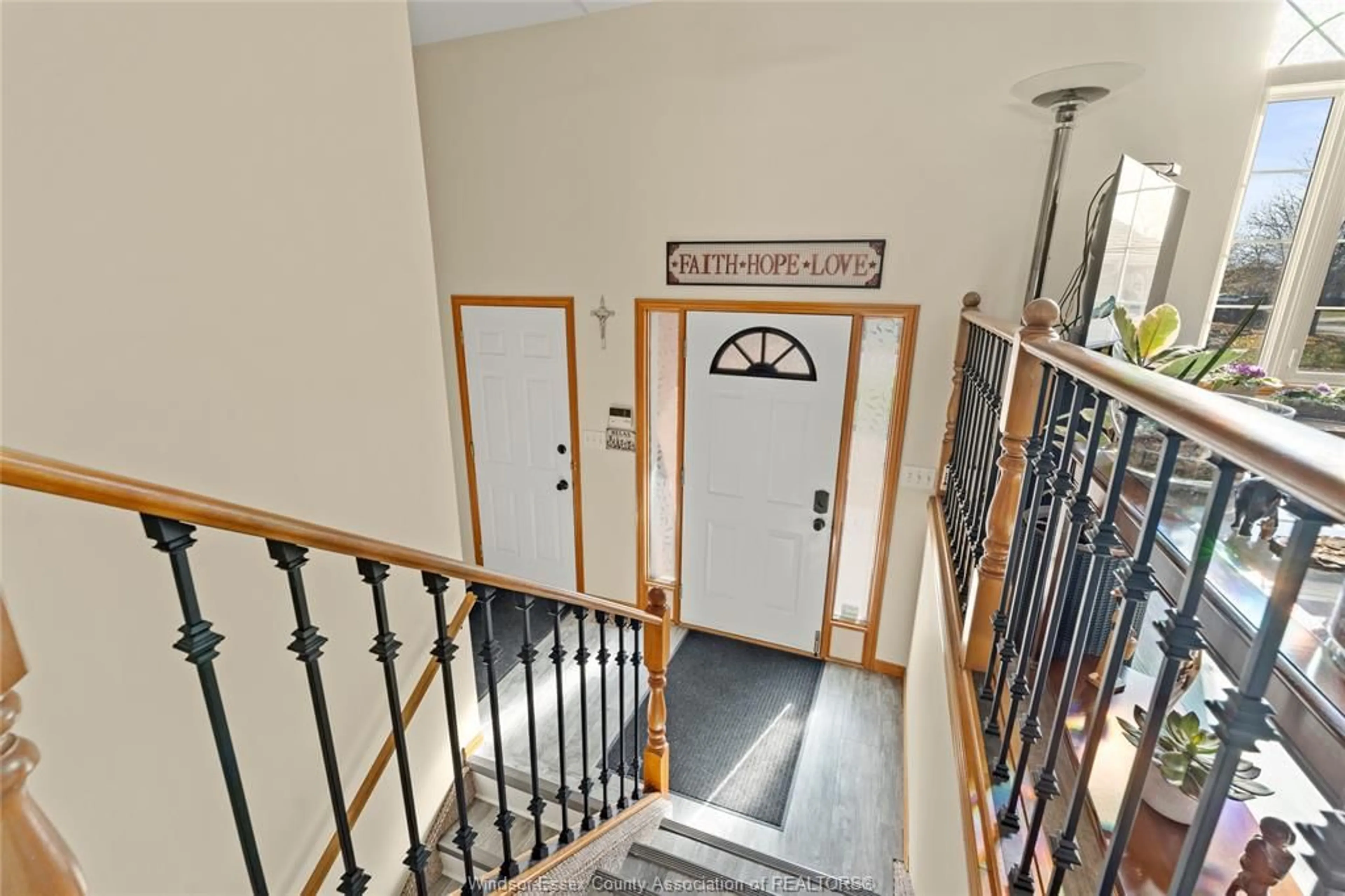 Indoor foyer for 6 BRUSH Cres, Amherstburg Ontario N9V 3Y4
