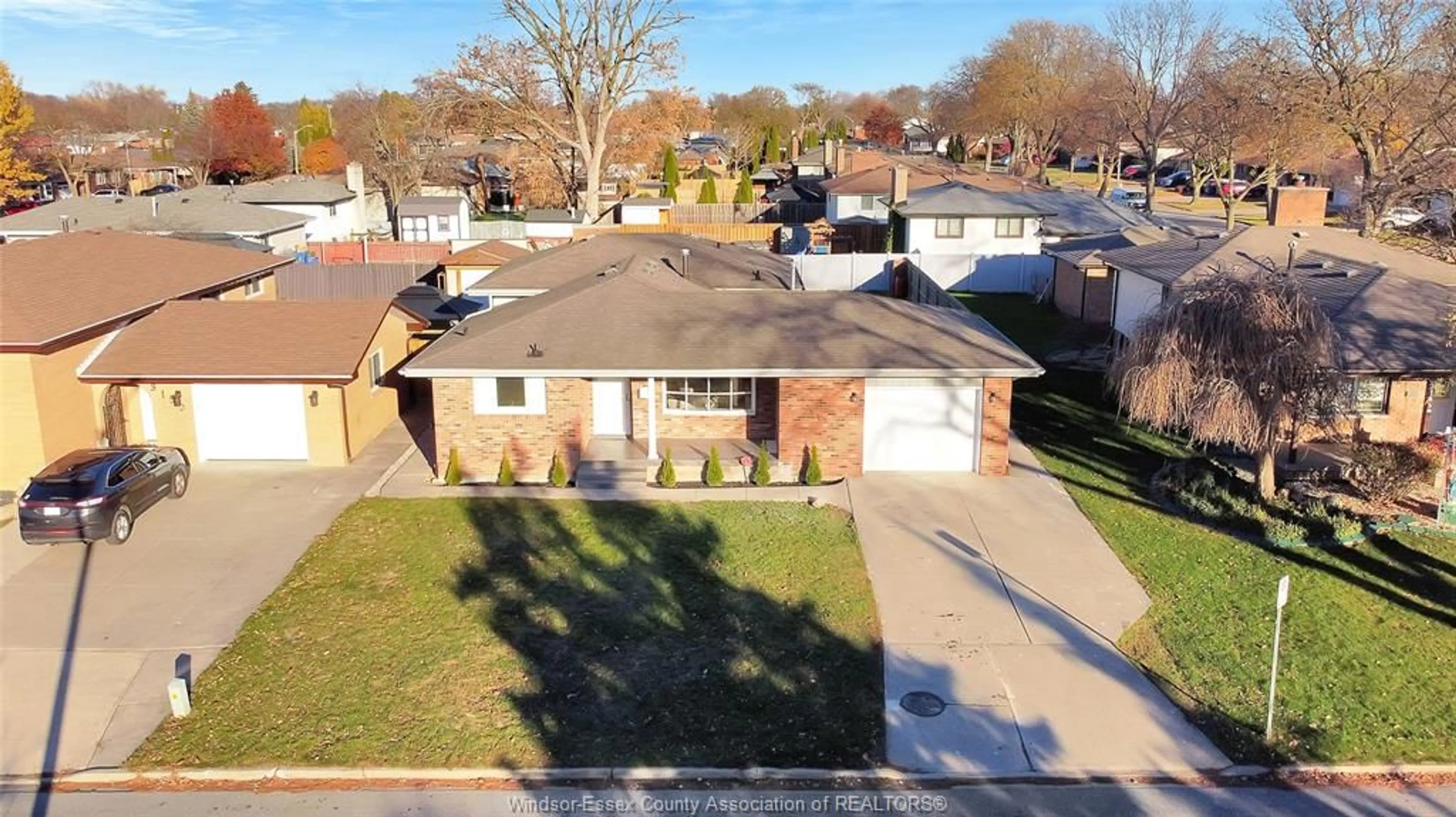 A pic from outside/outdoor area/front of a property/back of a property/a pic from drone, street for 3158 BRIARBANK, Windsor Ontario N8R 1T3