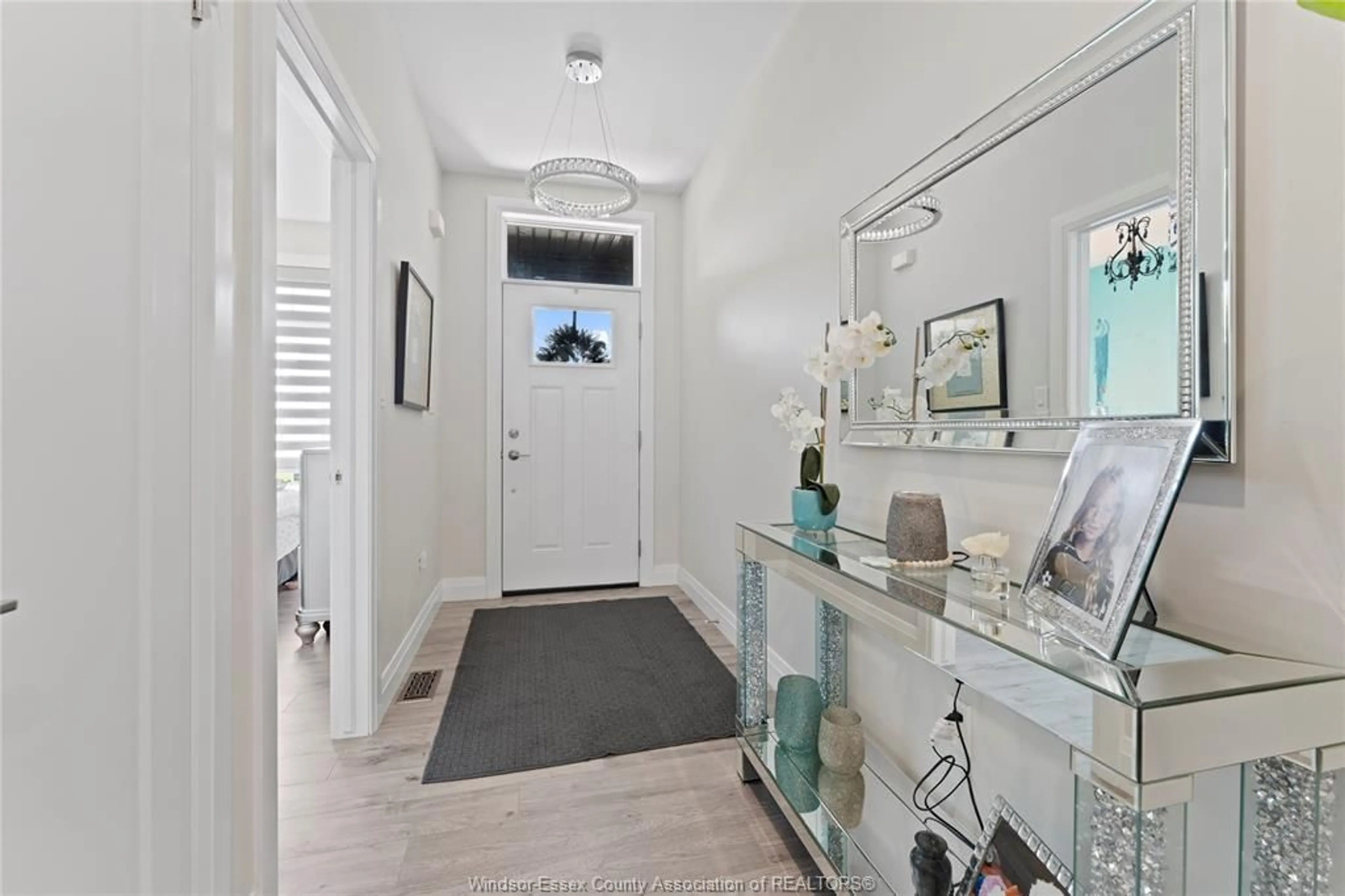 Indoor entryway for 2327 CLEARWATER Ave, Windsor Ontario N8P 0G3