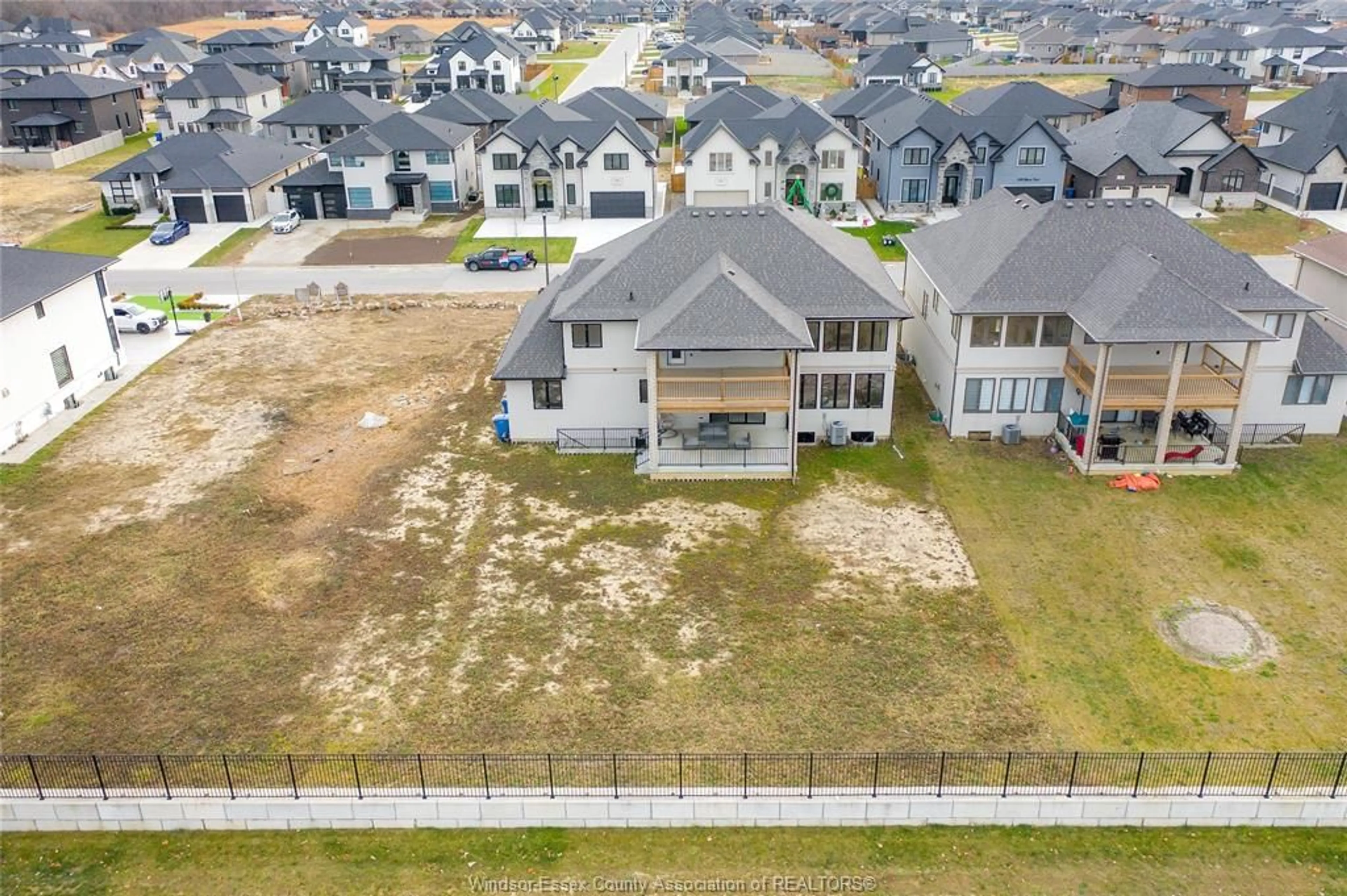 A pic from outside/outdoor area/front of a property/back of a property/a pic from drone, unknown for 336 BENSON Crt, Amherstburg Ontario N9V 0A8