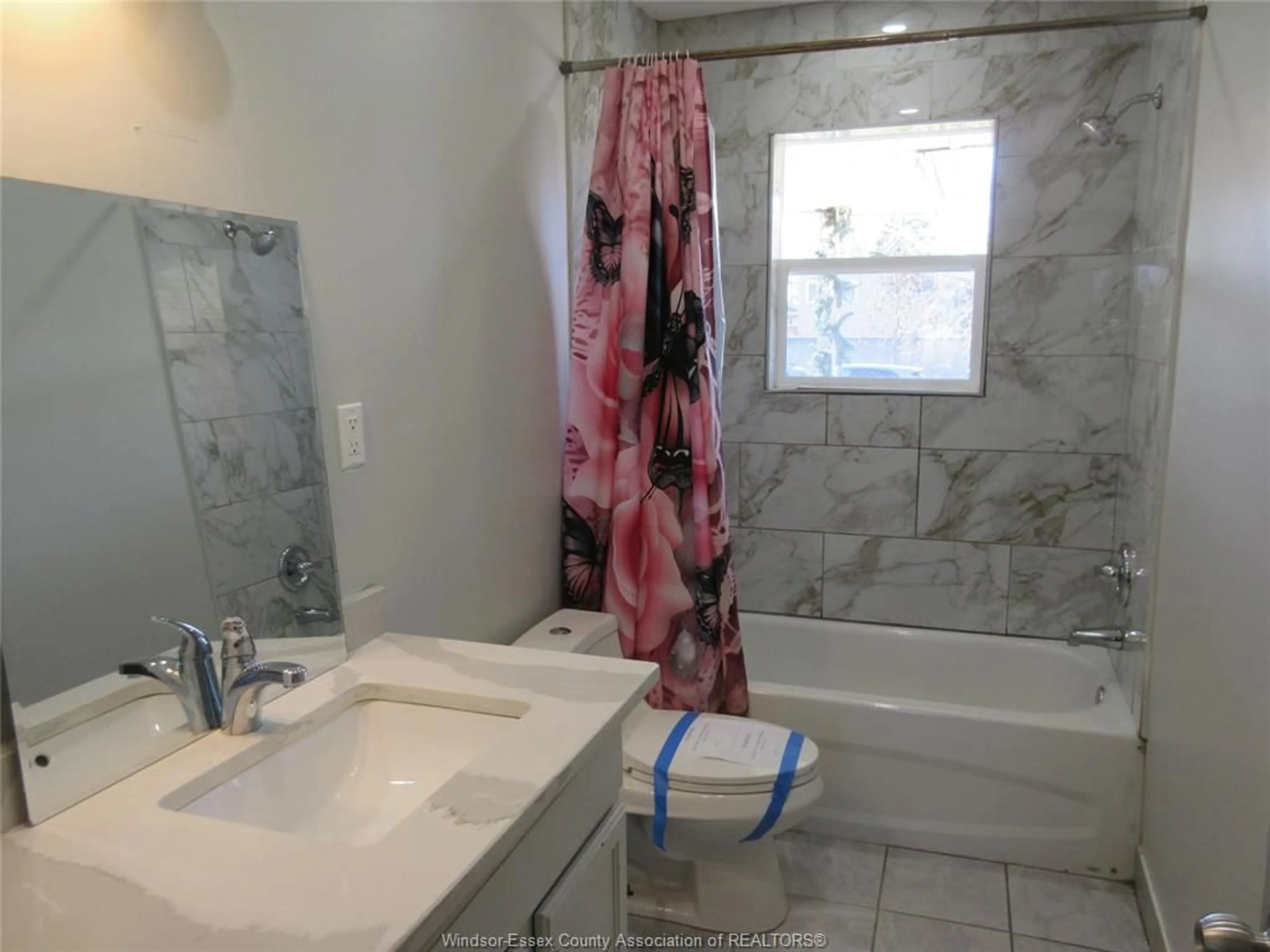 Standard bathroom, ceramic/tile floor for 472 CHRISTOPHER, Windsor Ontario N8S 3X2
