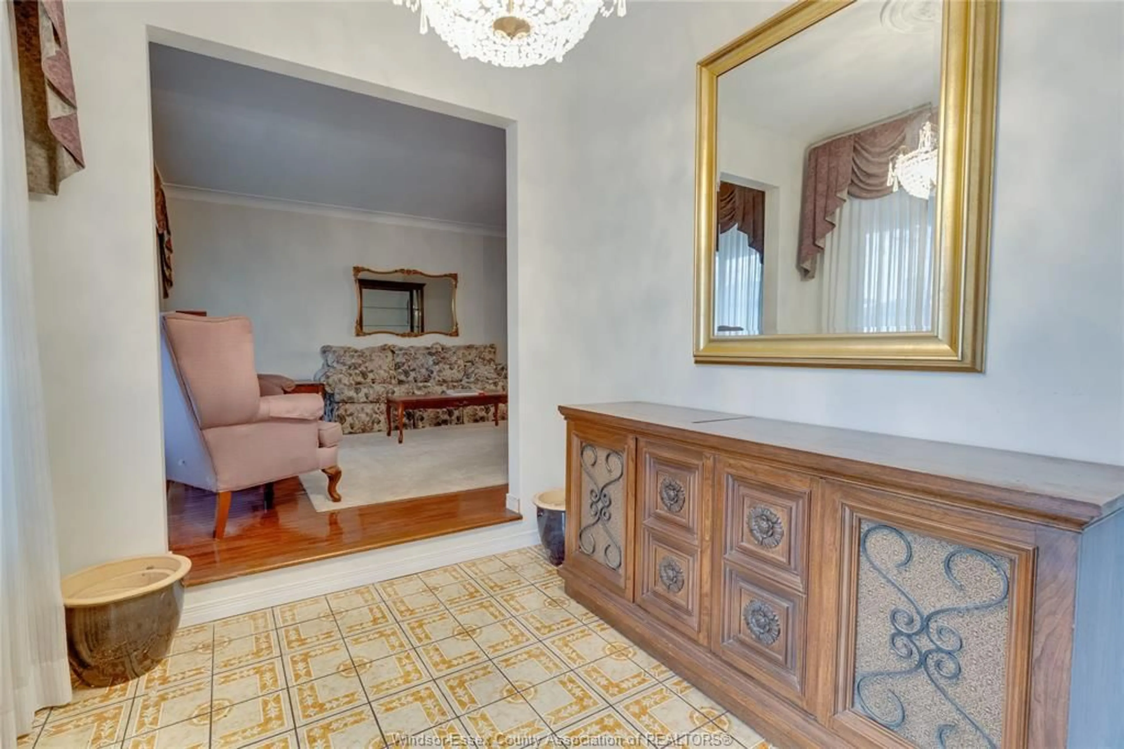 Indoor foyer for 3190 MULBERRY Crt, Windsor Ontario N8R 2A4