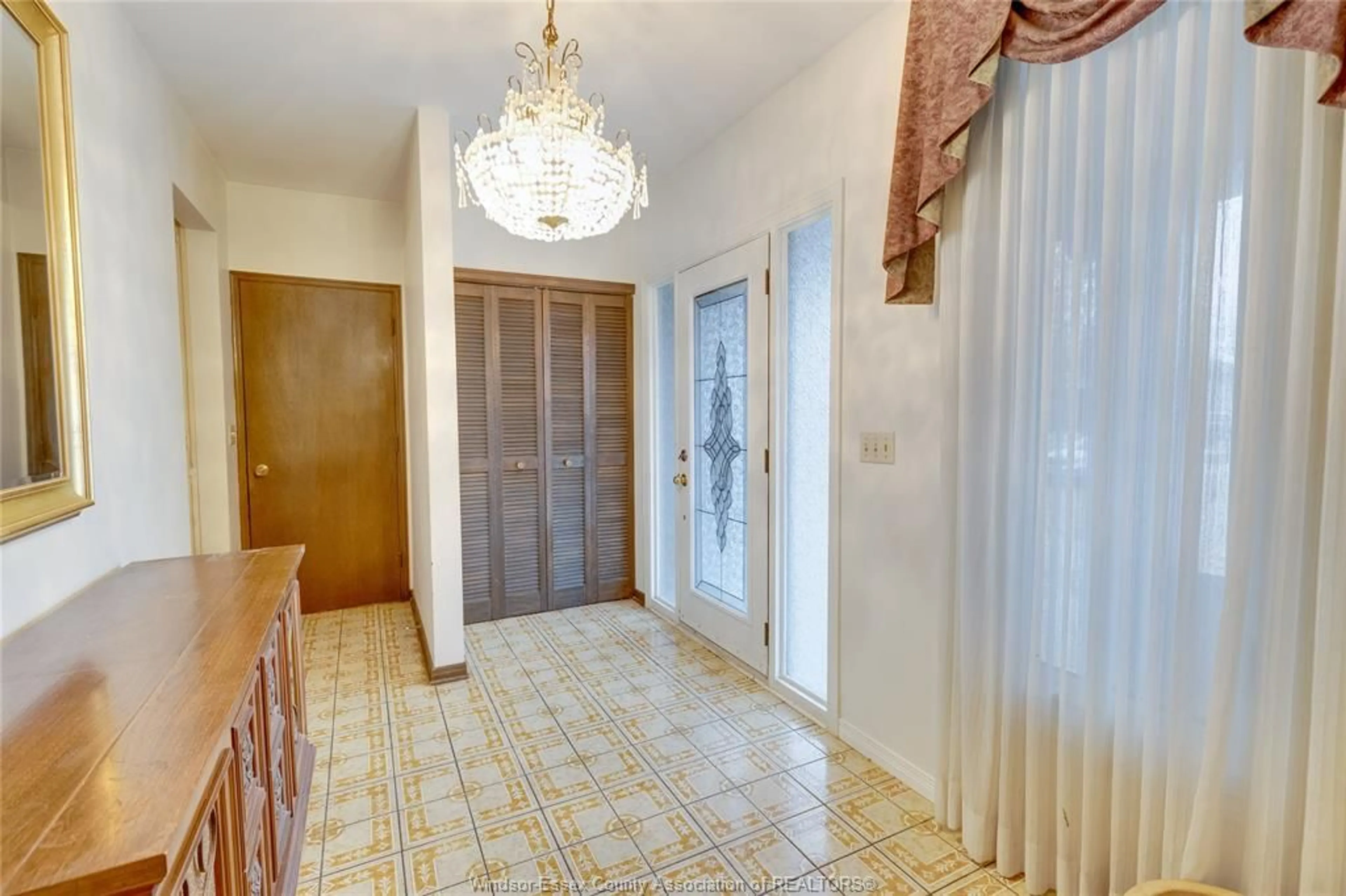 Indoor foyer for 3190 MULBERRY Crt, Windsor Ontario N8R 2A4