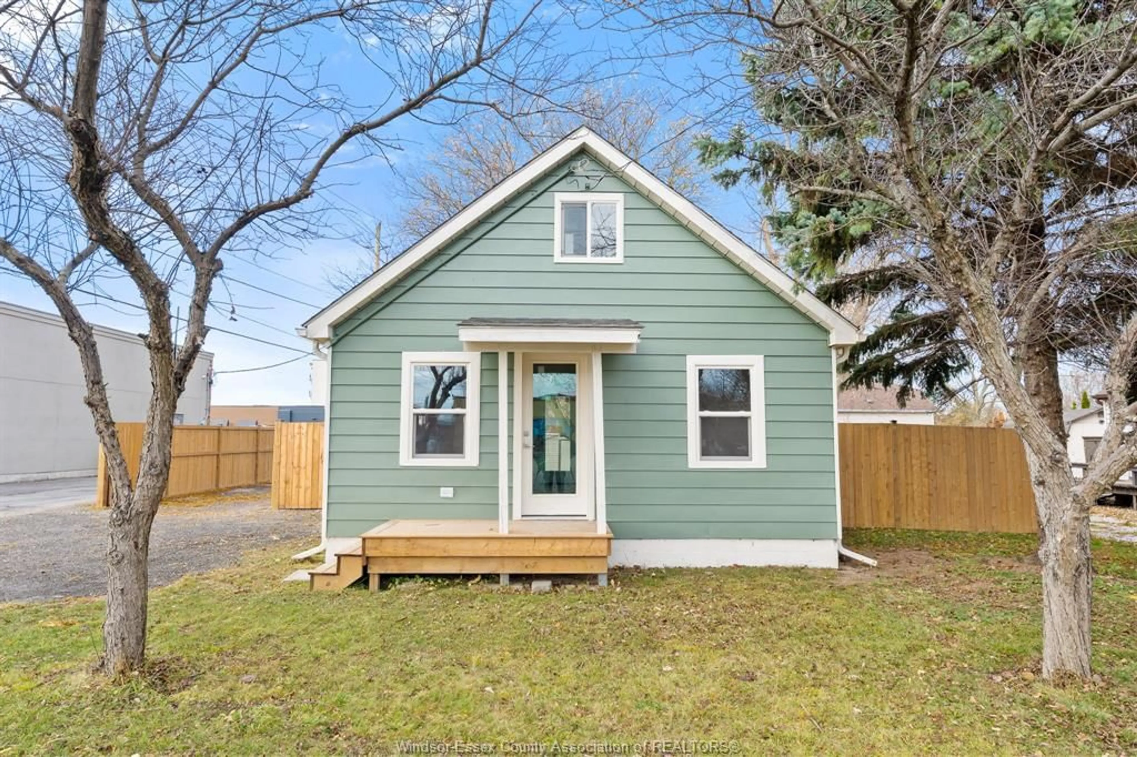 Home with vinyl exterior material, street for 89 Queen St, Tilbury Ontario N0P 2L0