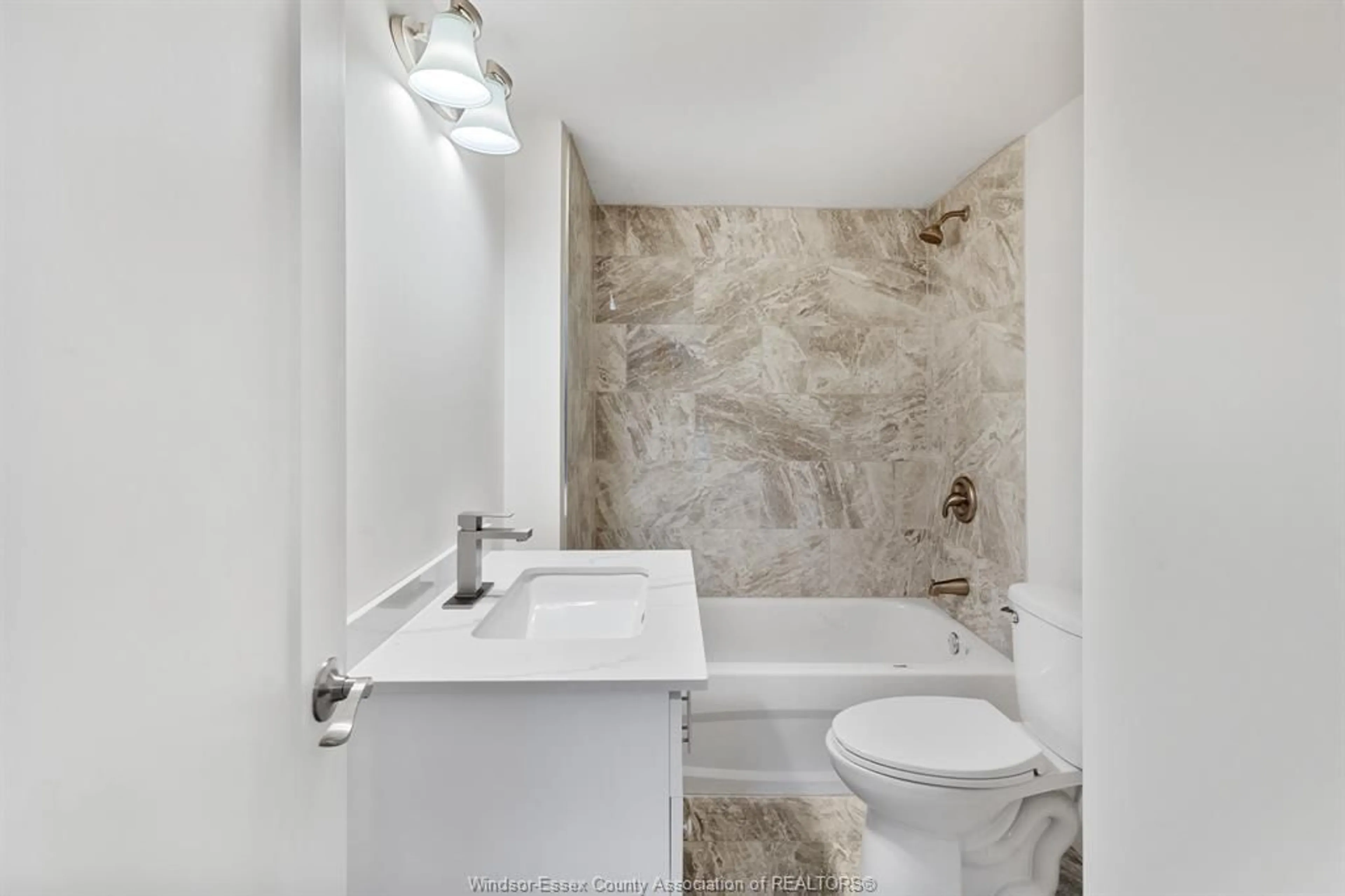 Standard bathroom, ceramic/tile floor for 89 Queen St, Tilbury Ontario N0P 2L0