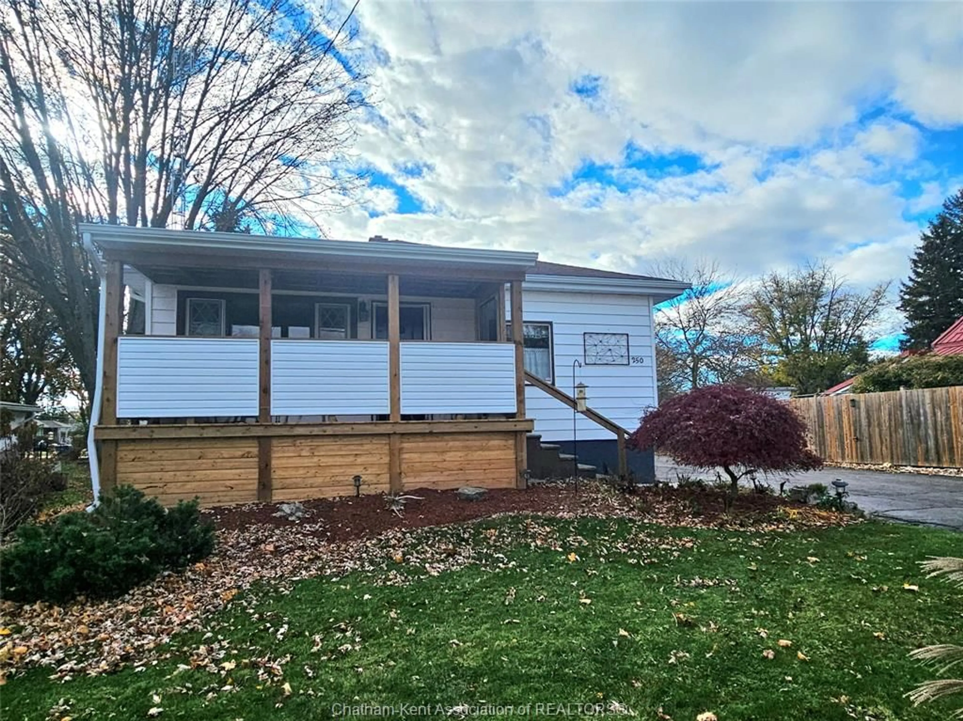 A pic from outside/outdoor area/front of a property/back of a property/a pic from drone, unknown for 250 Woods St, Chatham Ontario N7L 3R5