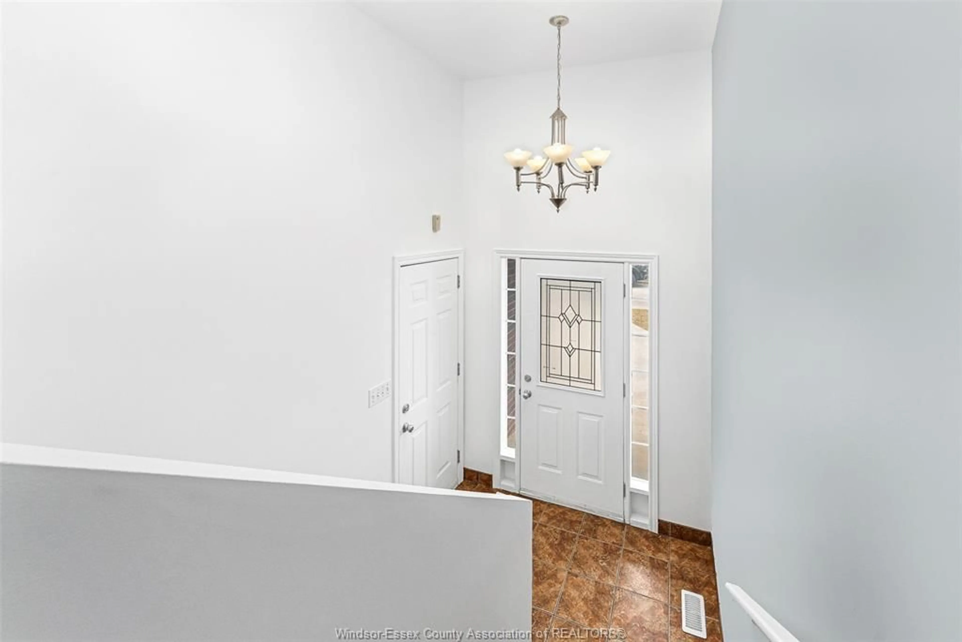 Indoor entryway for 2420 VENETIAN Ave, Windsor Ontario N8P 1W7
