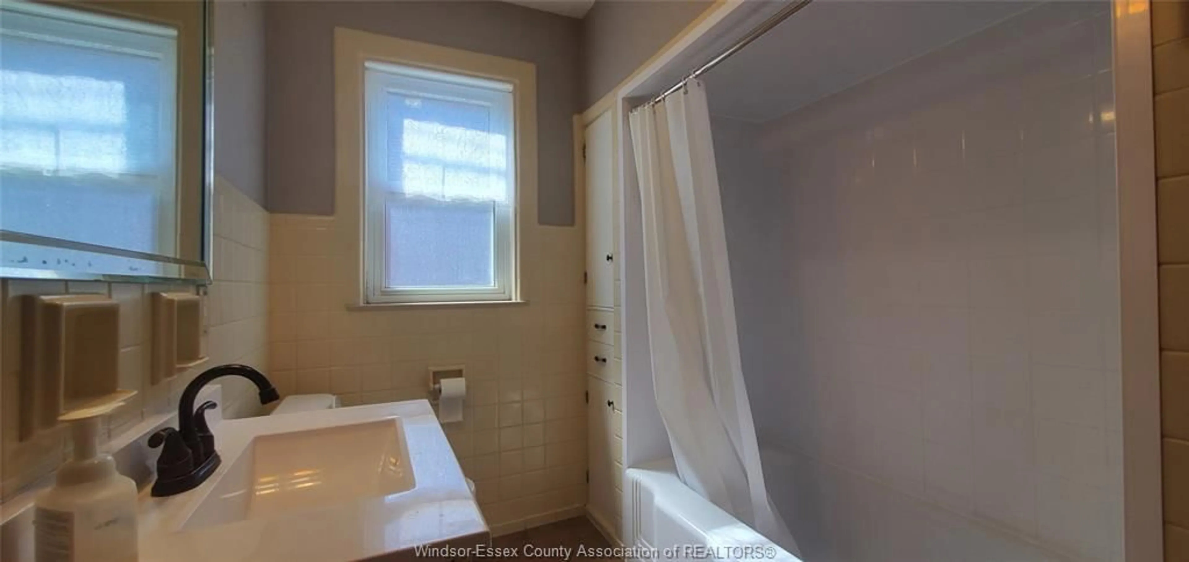 Standard bathroom, unknown for 1059 SHEPHERD St, Windsor Ontario N8X 2L6