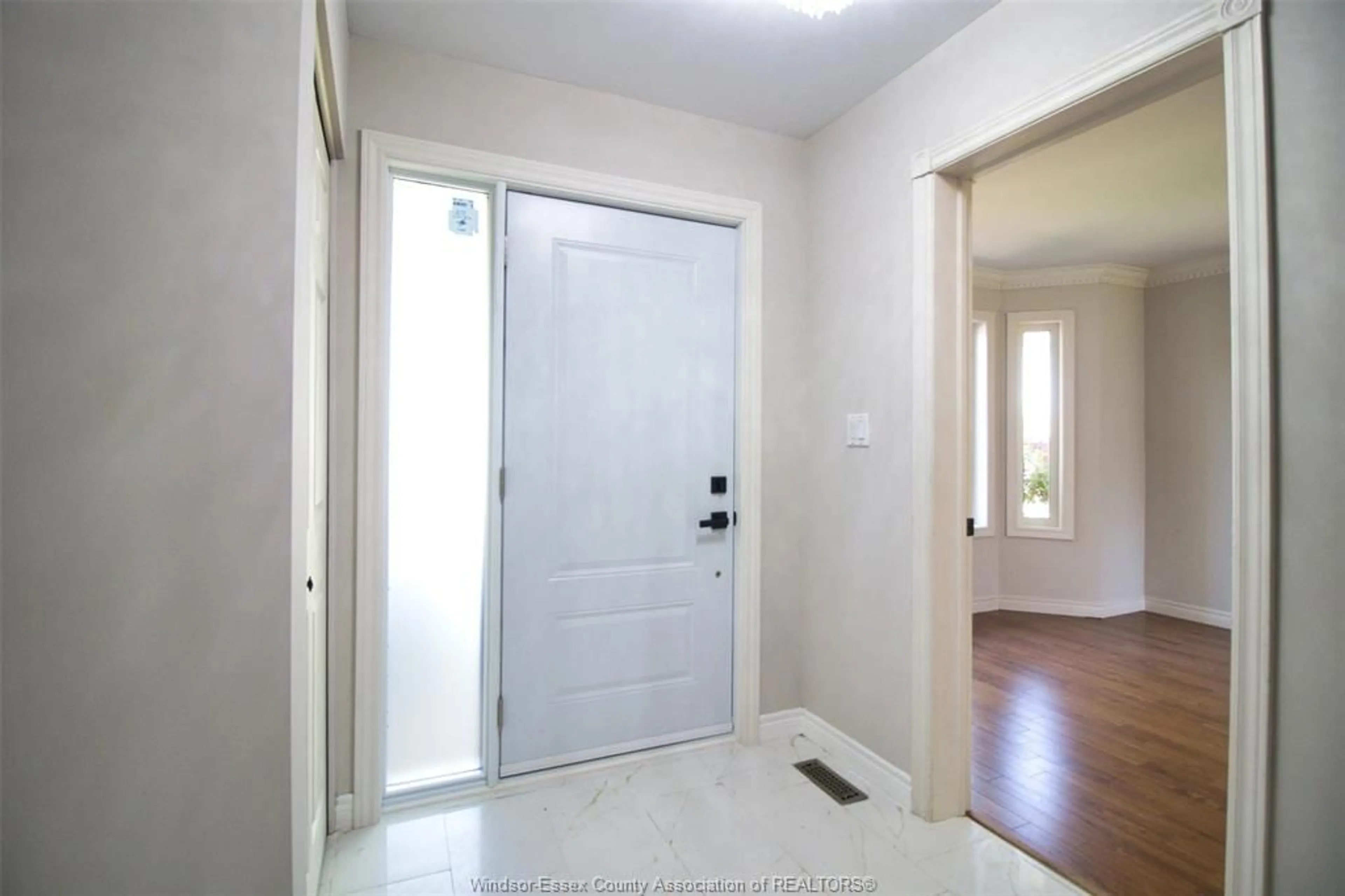 Indoor entryway for 199 GARDEN PATH, Chatham Ontario N7L 5M2