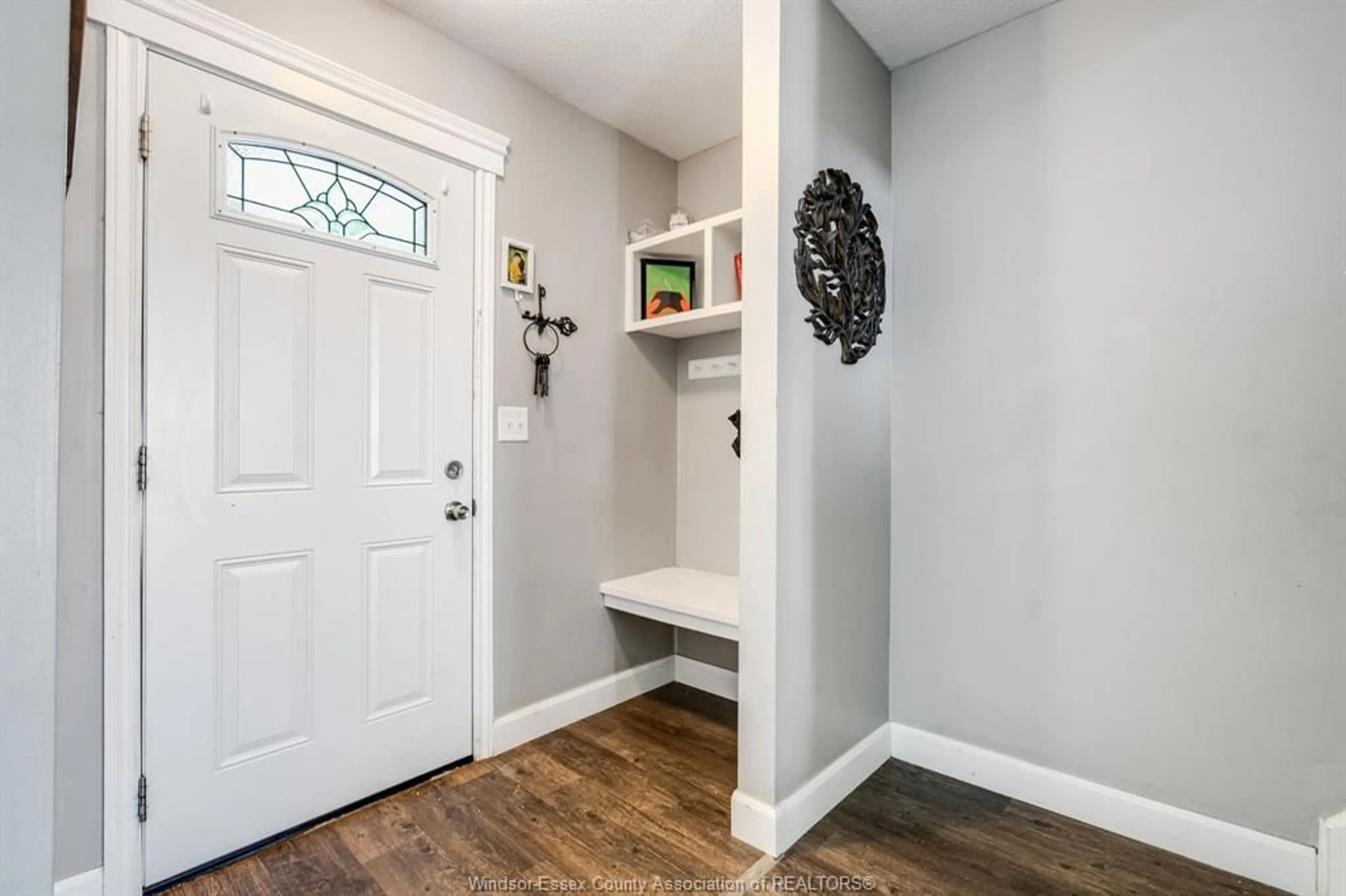 Indoor entryway for 3054 Coram, Windsor Ontario N8R 1P3