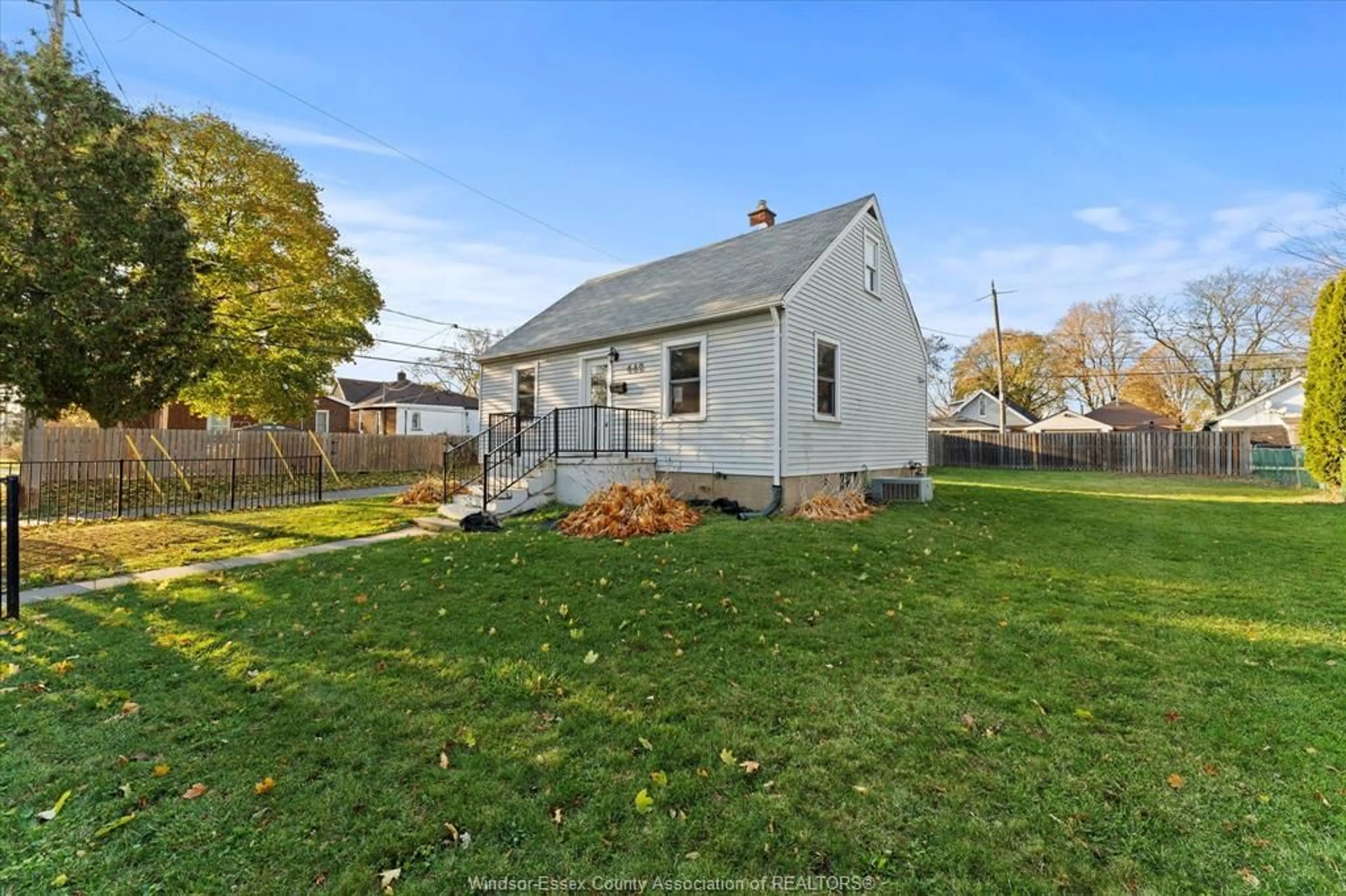 A pic from outside/outdoor area/front of a property/back of a property/a pic from drone, street for 448 ELLIS St, Windsor Ontario N8X 1B2