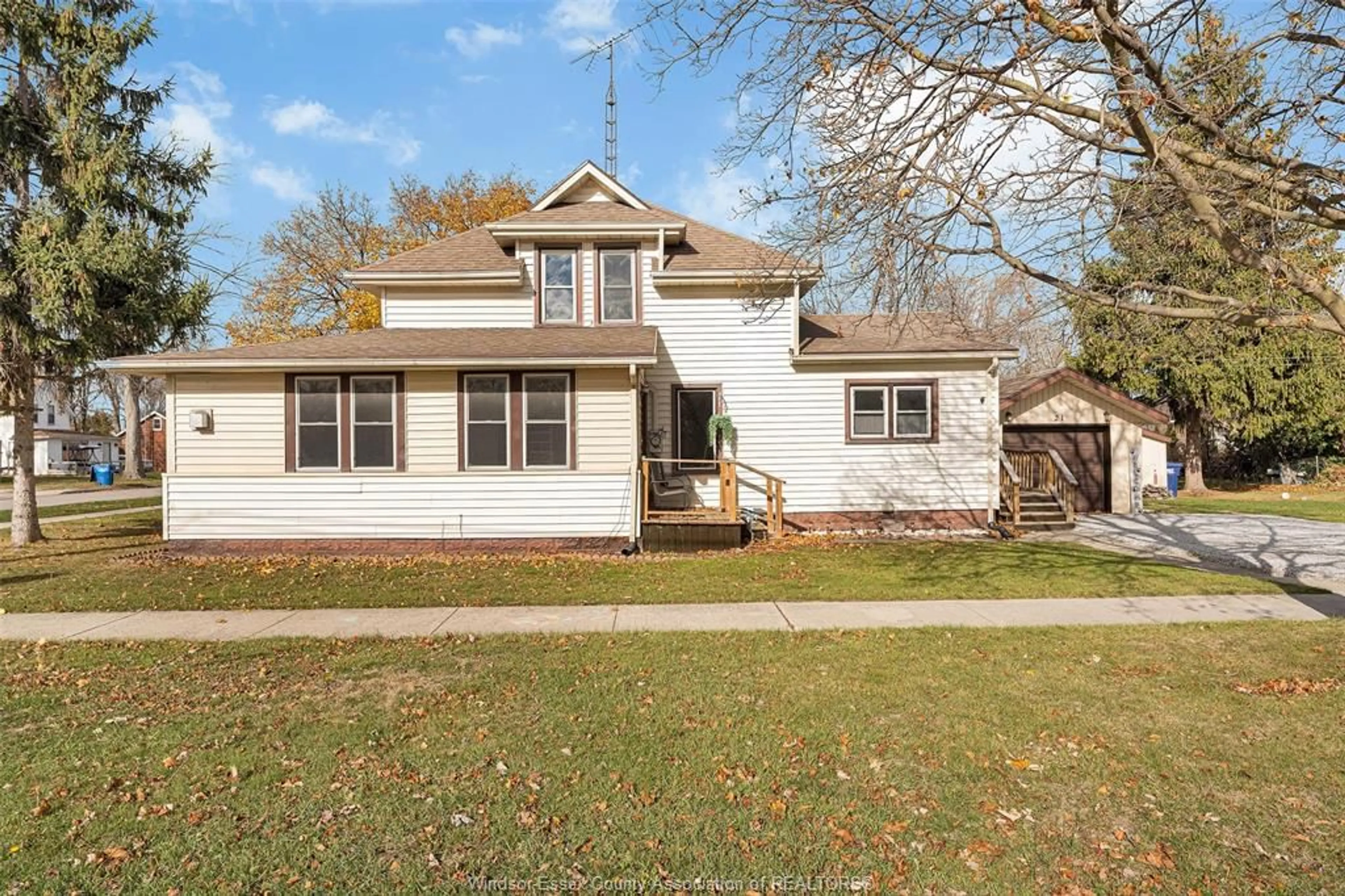 Home with vinyl exterior material, street for 21 Mable St, Tilbury Ontario N0P 2L0