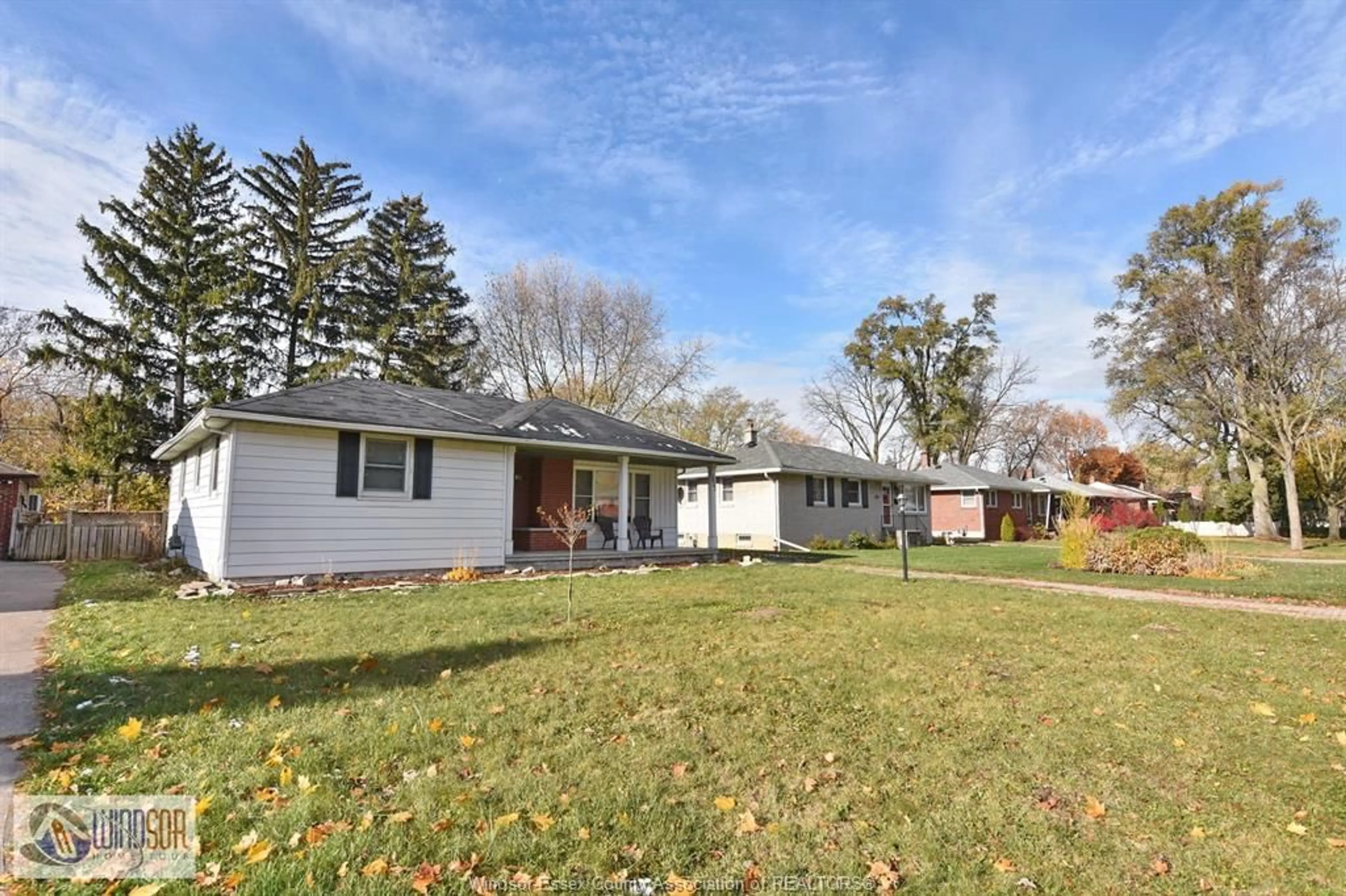 A pic from outside/outdoor area/front of a property/back of a property/a pic from drone, unknown for 3603 MAISONNEUVE, Windsor Ontario N9E 1Z1