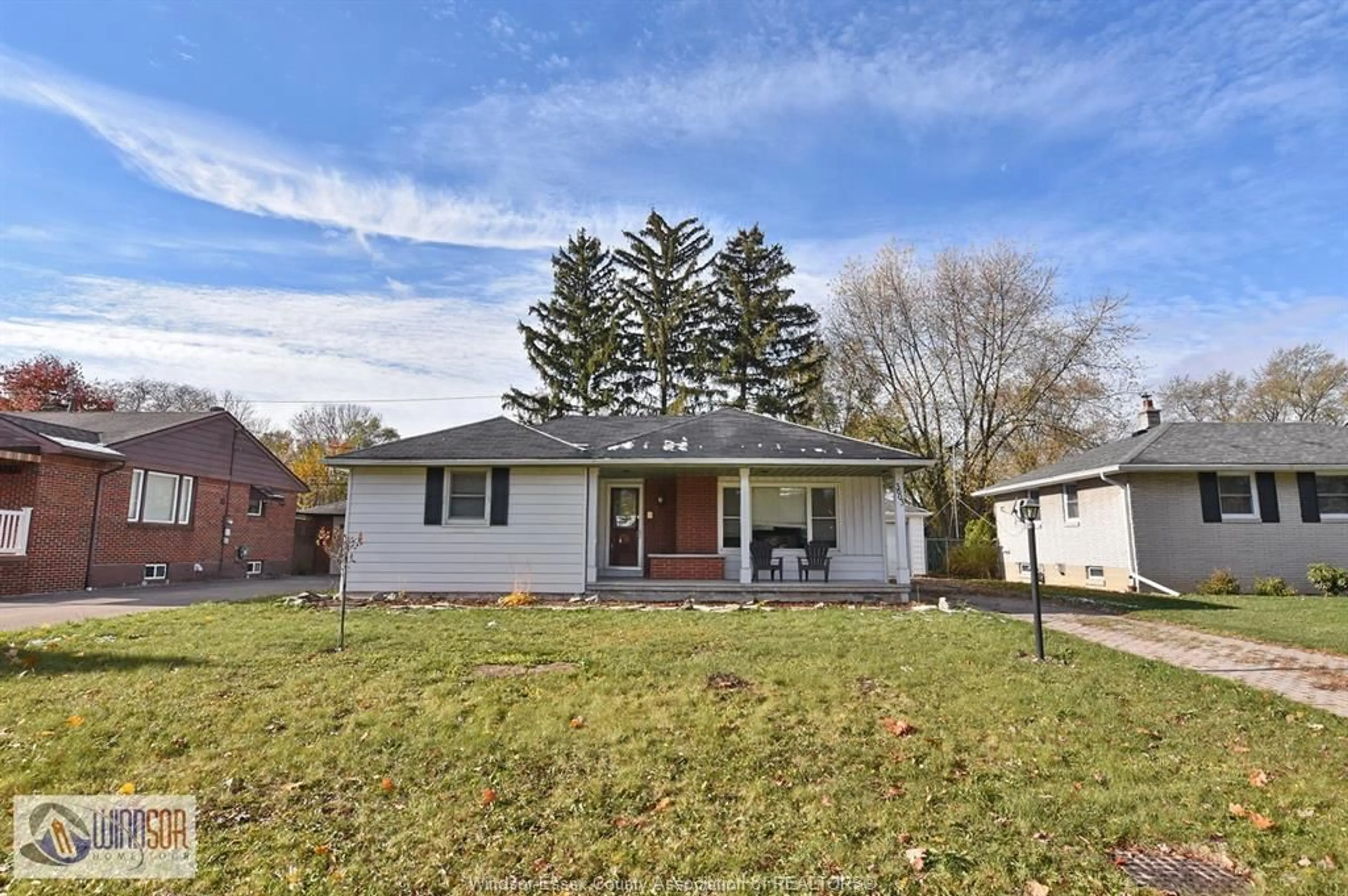 A pic from outside/outdoor area/front of a property/back of a property/a pic from drone, street for 3603 MAISONNEUVE, Windsor Ontario N9E 1Z1