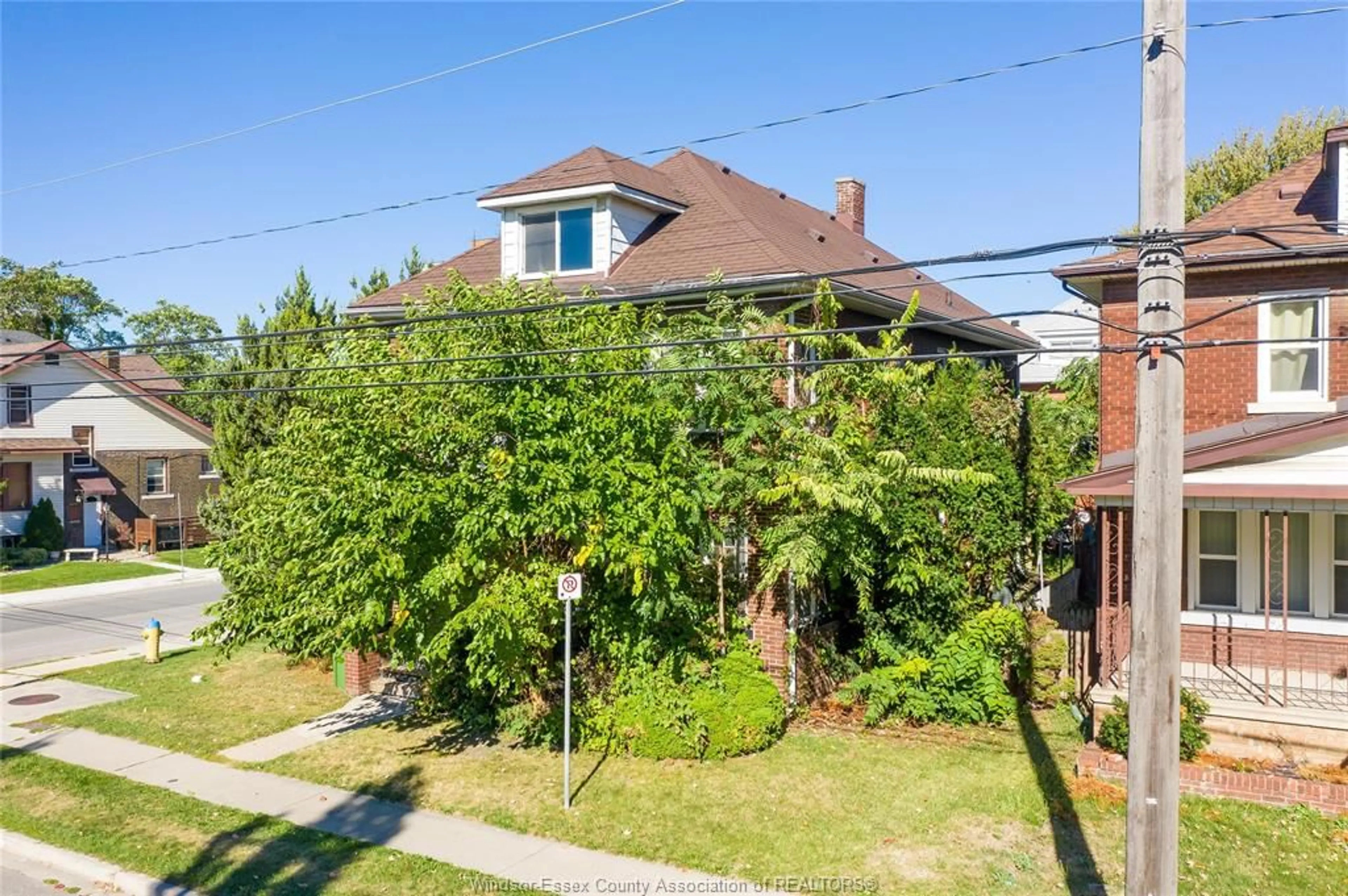 A pic from outside/outdoor area/front of a property/back of a property/a pic from drone, street for 106-108 SHEPHERD St, Windsor Ontario N8X 2K3