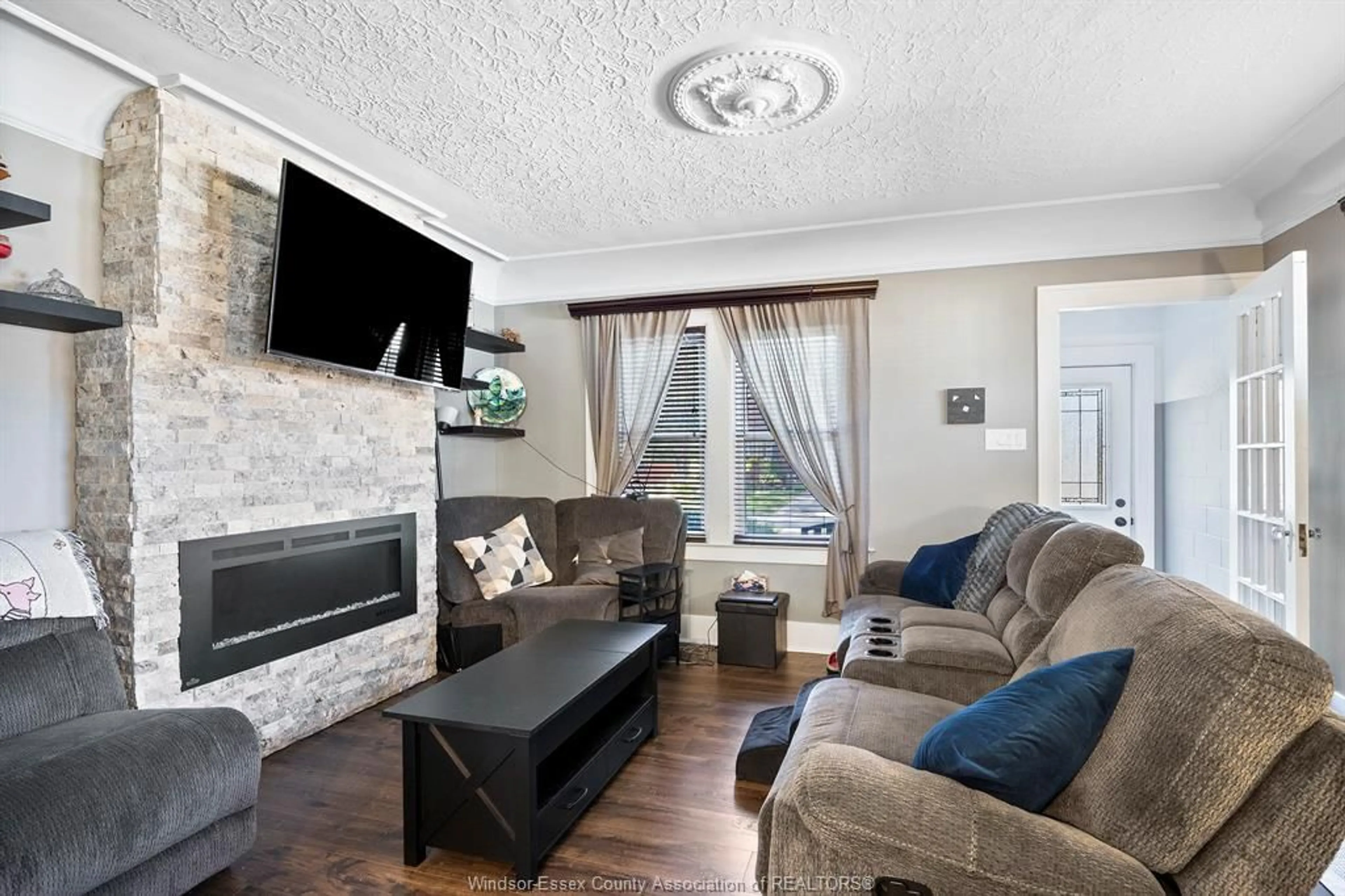 Living room with furniture, unknown for 822 FAIRVIEW Blvd, Windsor Ontario N8S 3E5