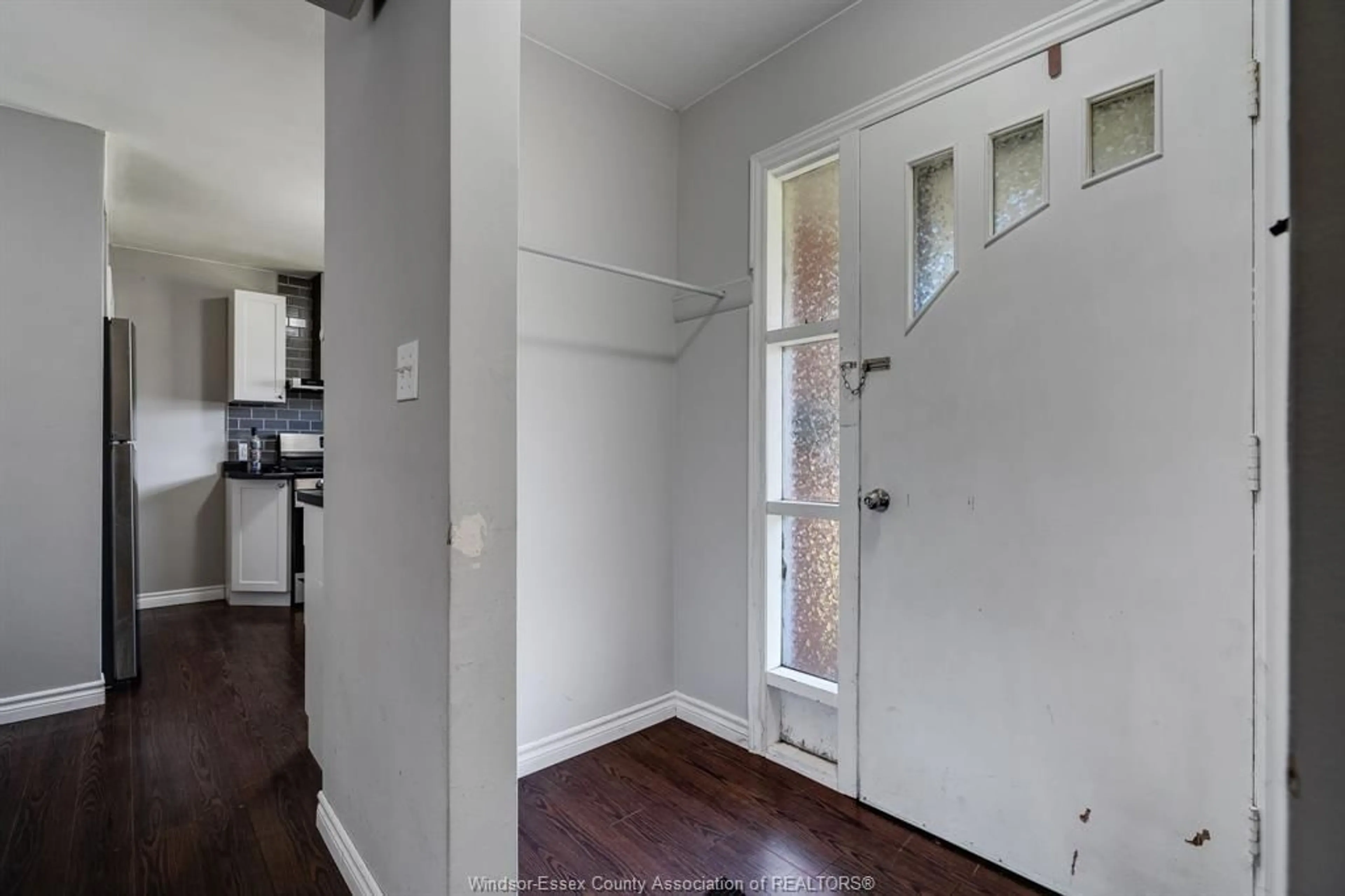 Indoor entryway for 1485 Wellington Union, Kingsville Ontario N9Y 2T8