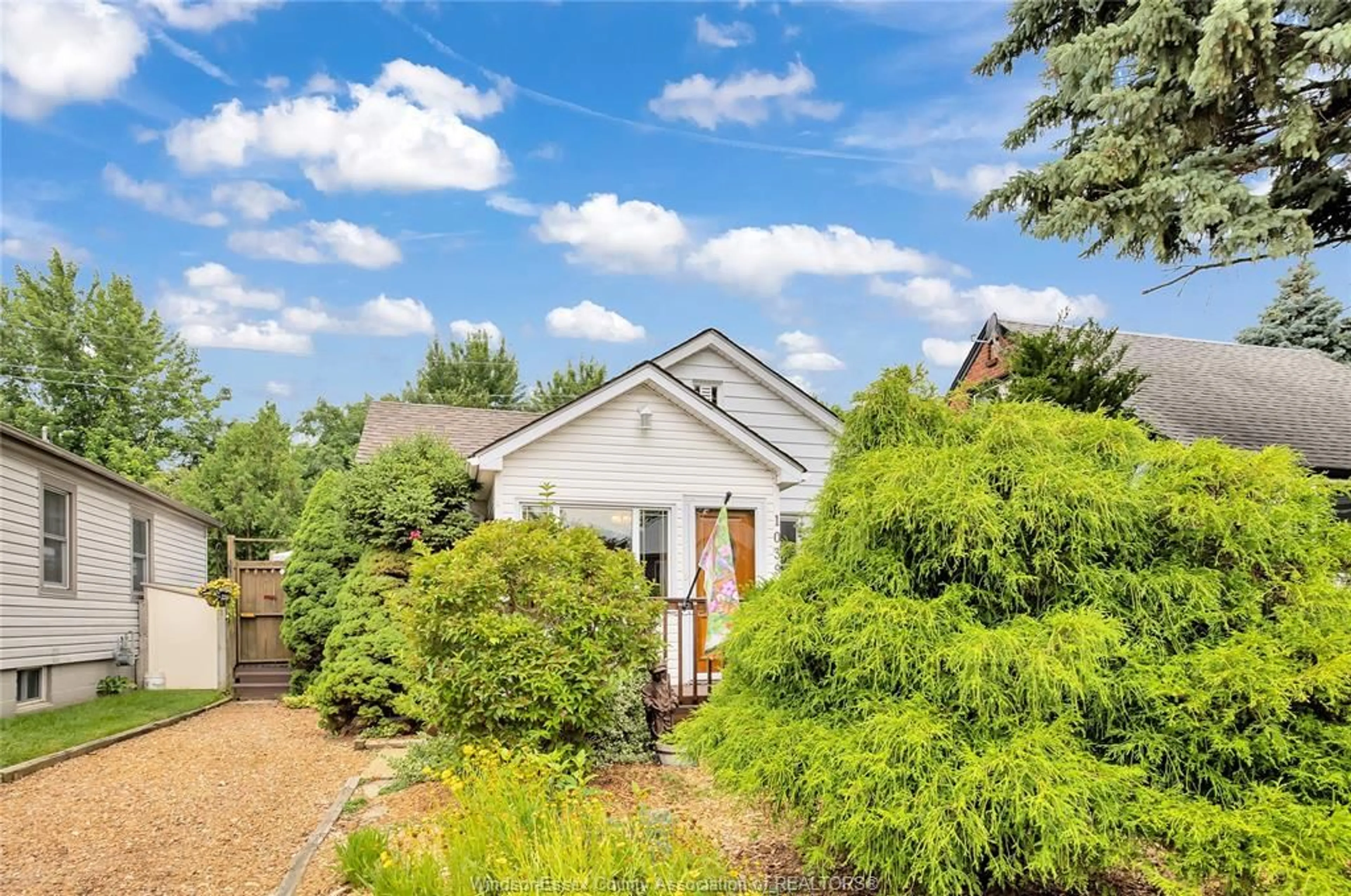 A pic from outside/outdoor area/front of a property/back of a property/a pic from drone, street for 1039 PRADO Pl, Windsor Ontario N8S 2H6